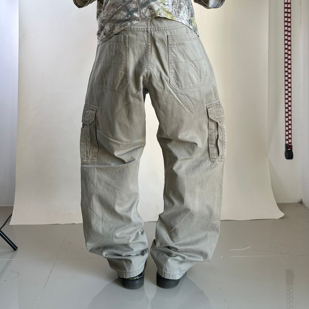 Wrangler Cargo Pants in Khaki (Size 36)