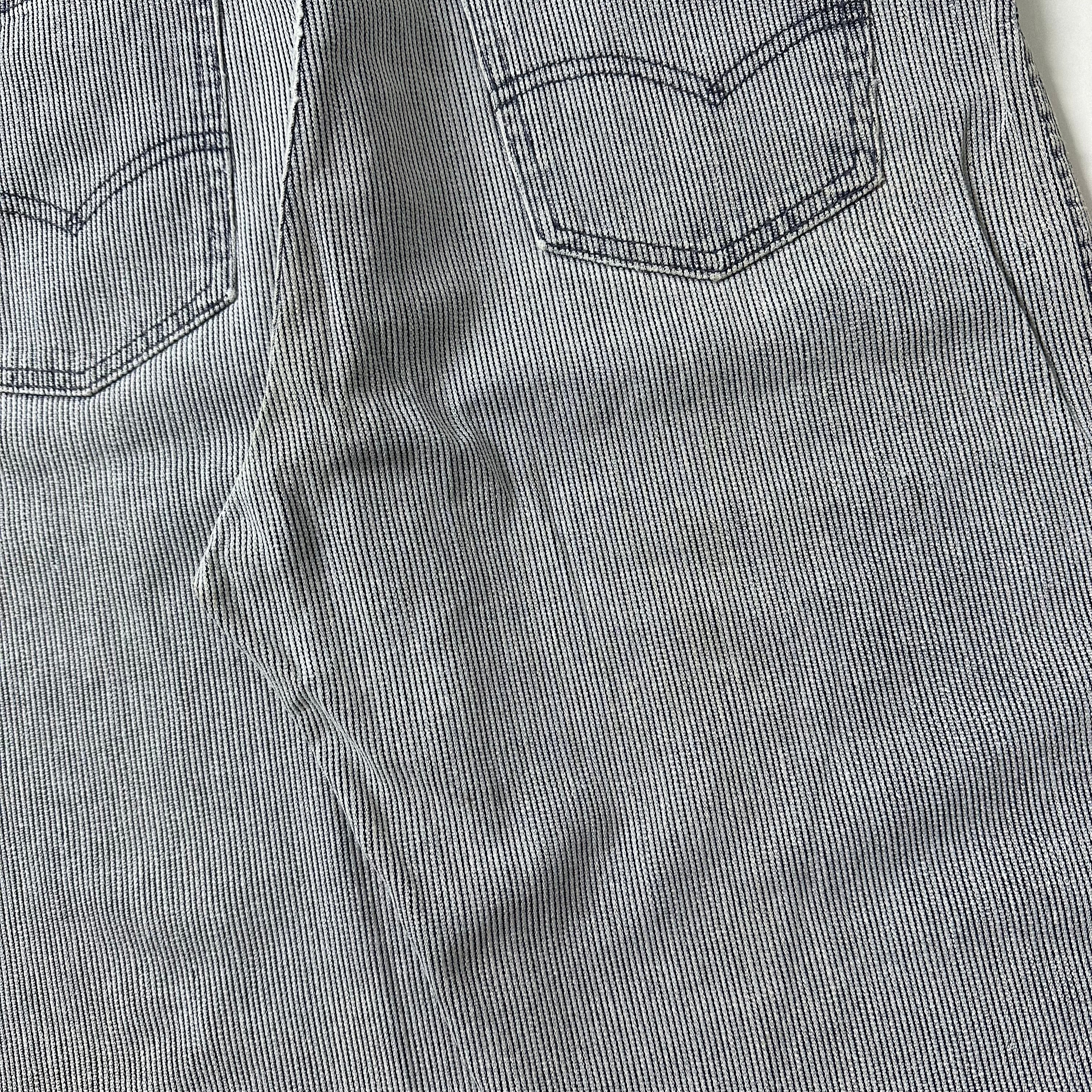 Vintage Levi’s 550 Relaxed Tapered Fit Corduroy Jeans in Gray (Size 34)