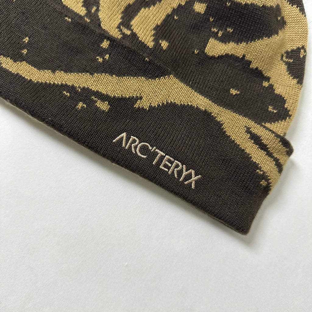 Arc’teryx Grotto Toque Beanie in Carob/Canvas (One Size)