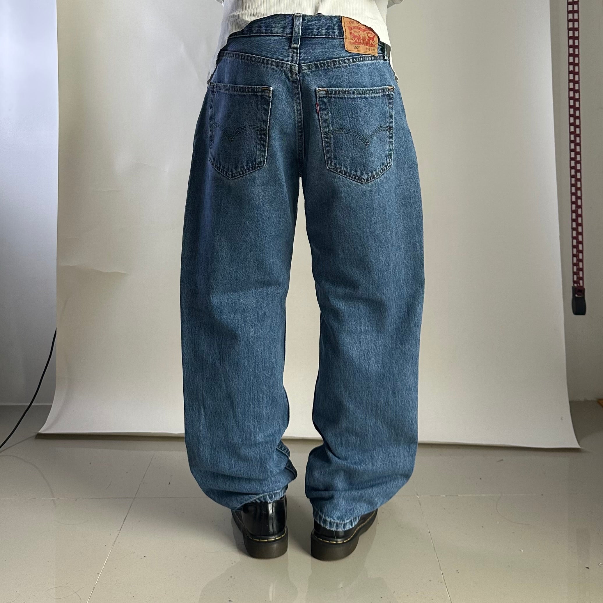 Levi’s 550 Relaxed Fit Jeans in Medium Stonewash (Size 32)