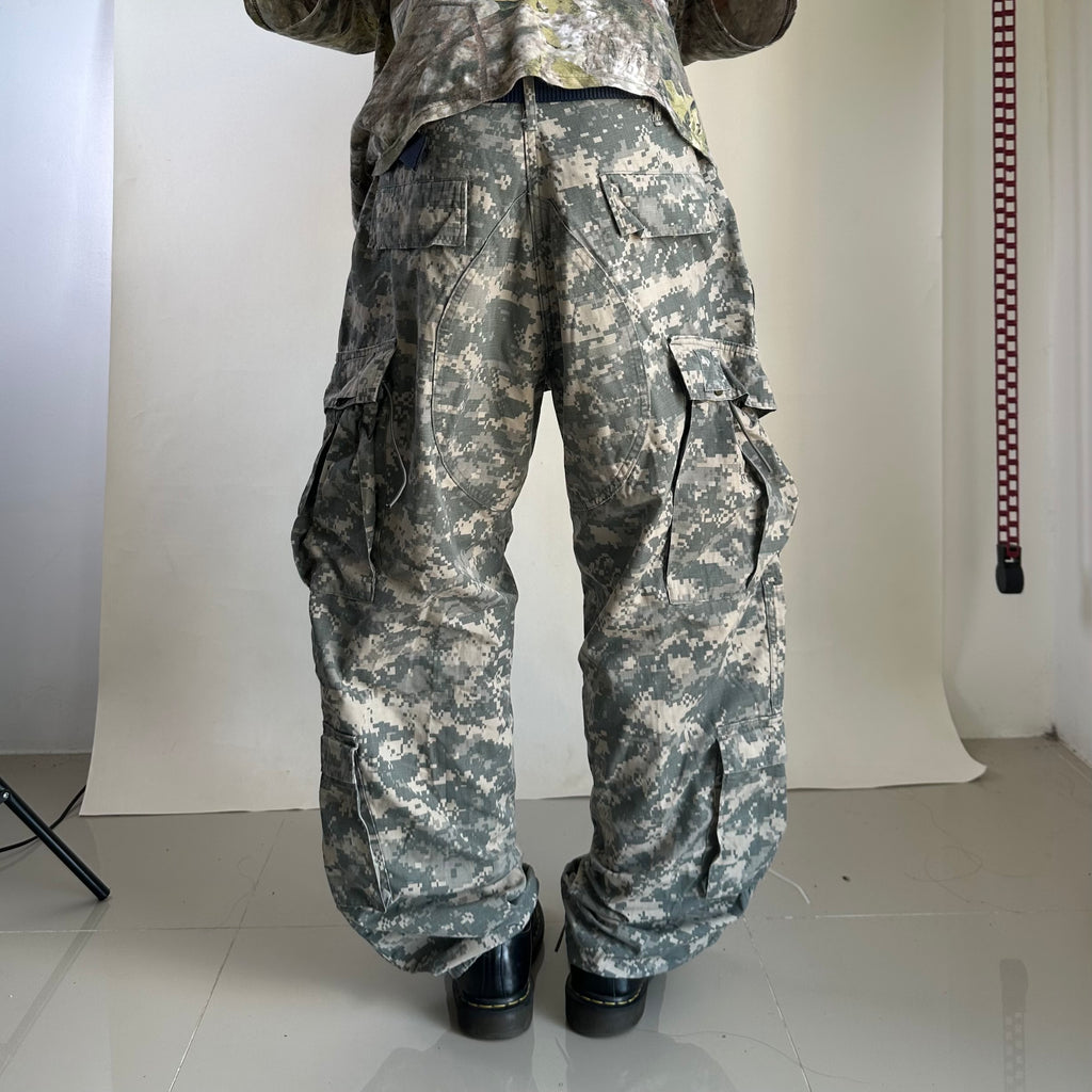U.S. Army Combat Uniform Pants (ACU) in Universal Camouflage Pattern Size M (31-35)