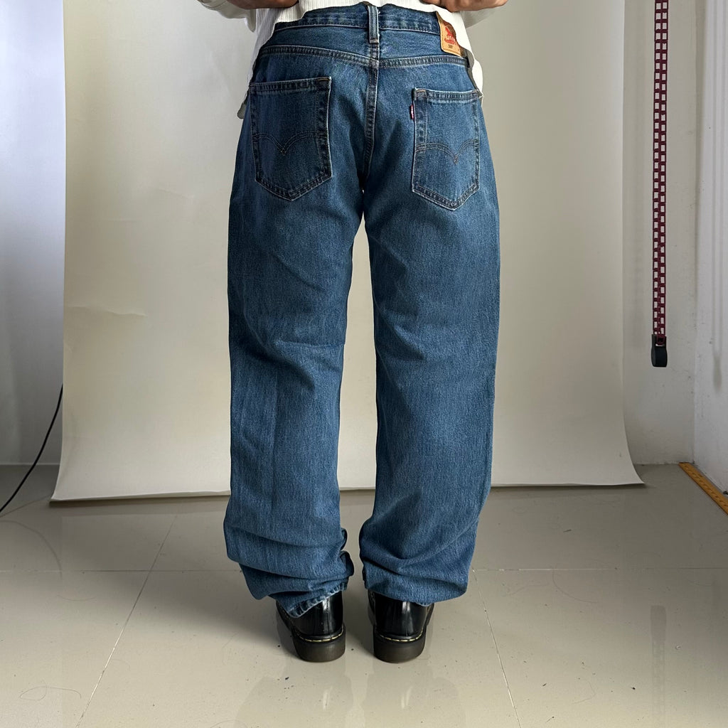 Levi’s 505 Regular Straight Fit Jeans in Medium Stonewash (Size 32)