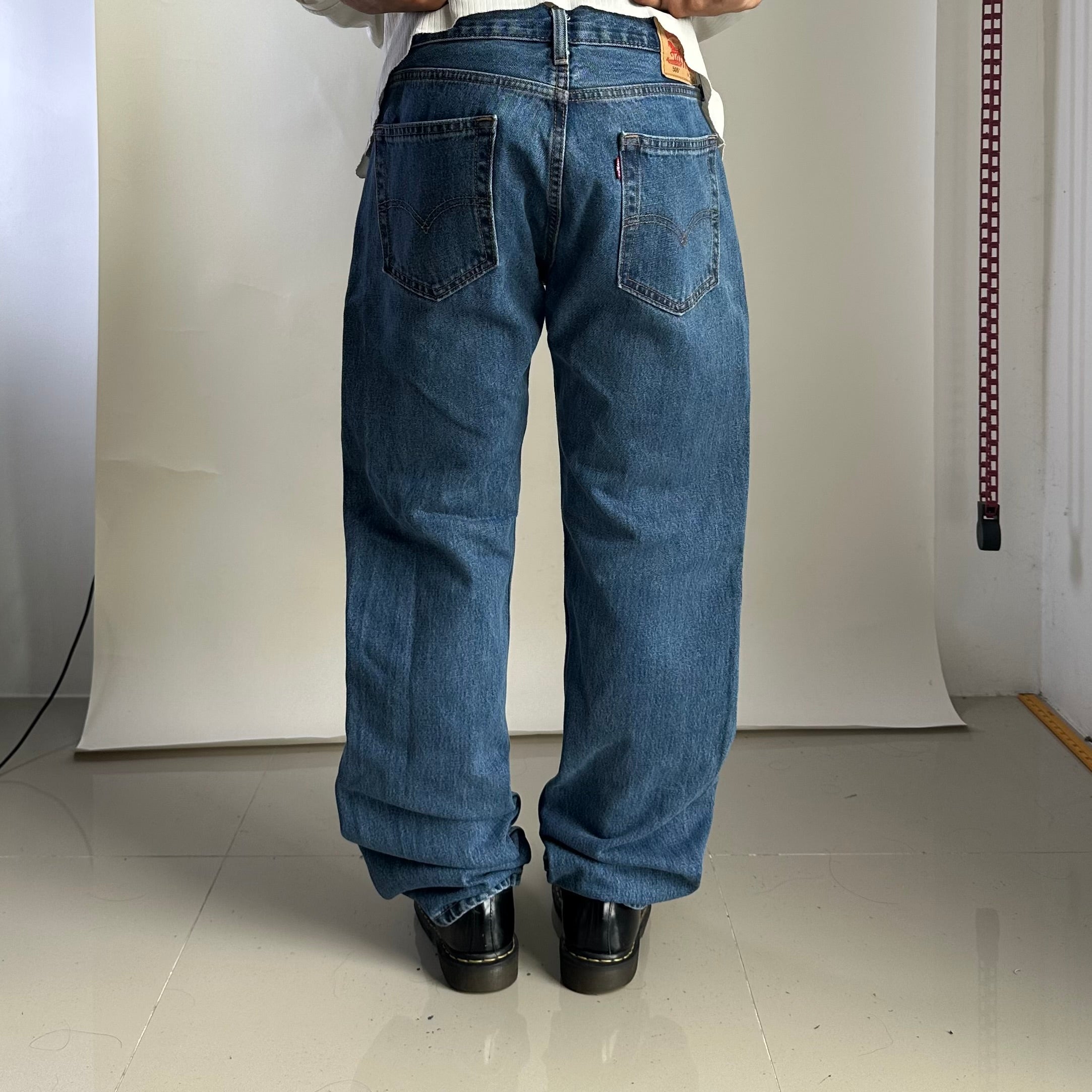 Levi’s 505 Regular Straight Fit Jeans in Medium Stonewash (Size 32)
