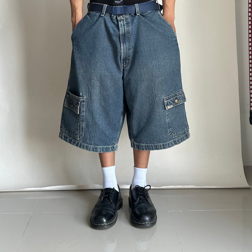 Y2k Levi’s Loose Fit Cargo Jorts (Size 40)