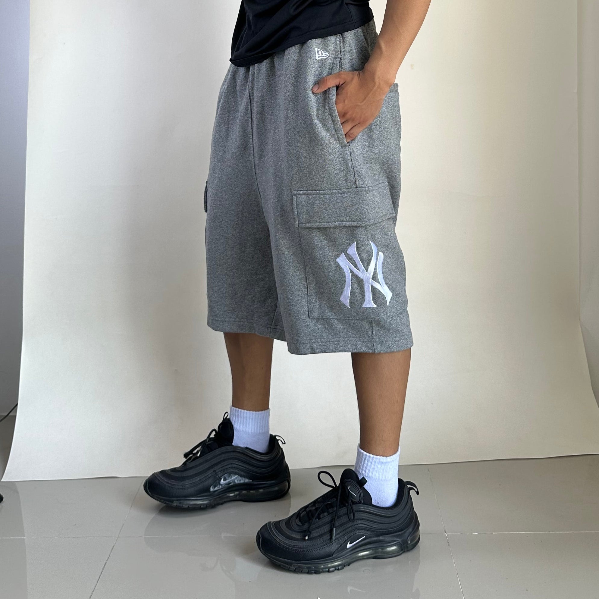 NEW ERA NY Yankees Cargo Sweatshort in Gray (Size XL 34-40) — SOLD