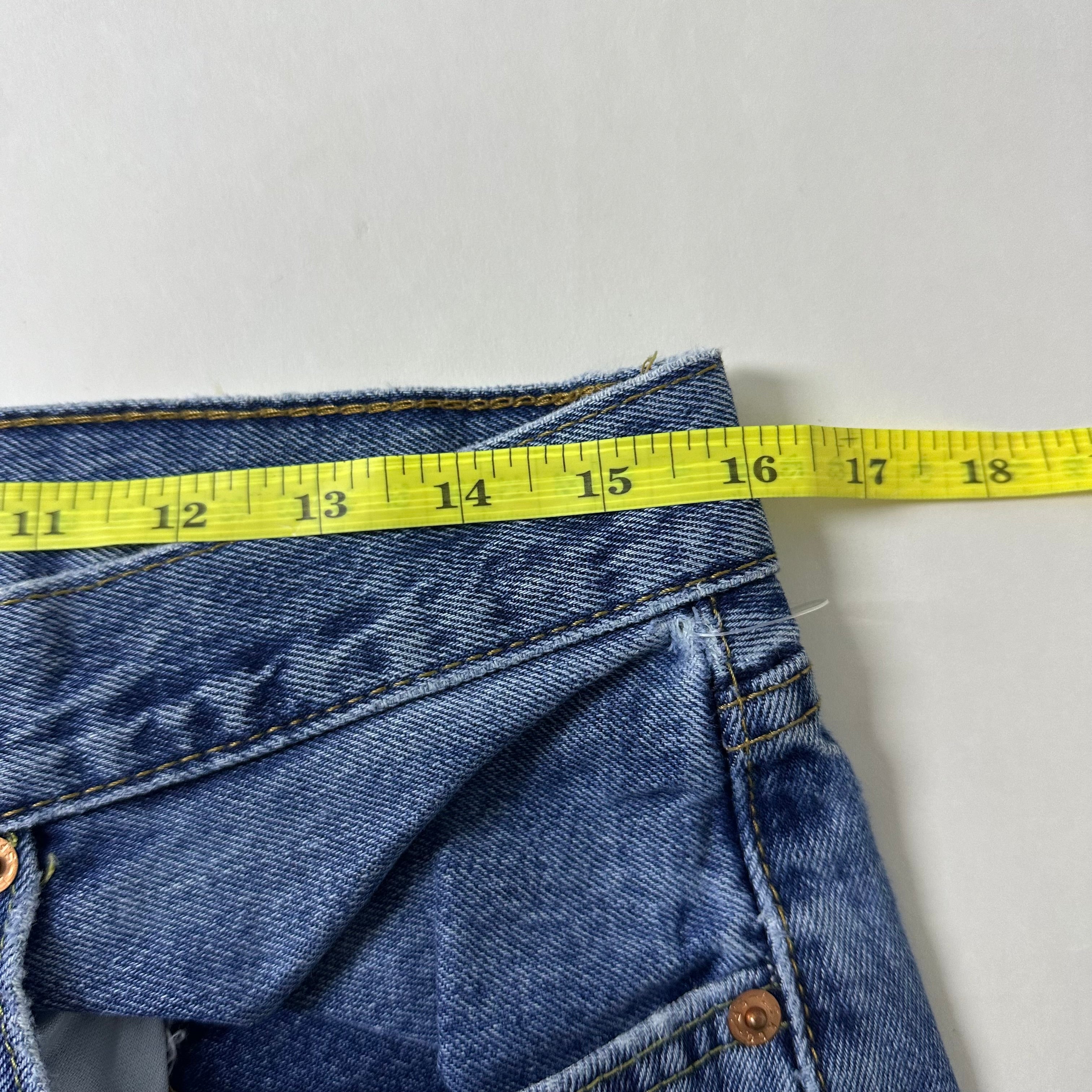 Levi’s 550 Relaxed Fit Jeans in Medium Stonewash (Size 32)