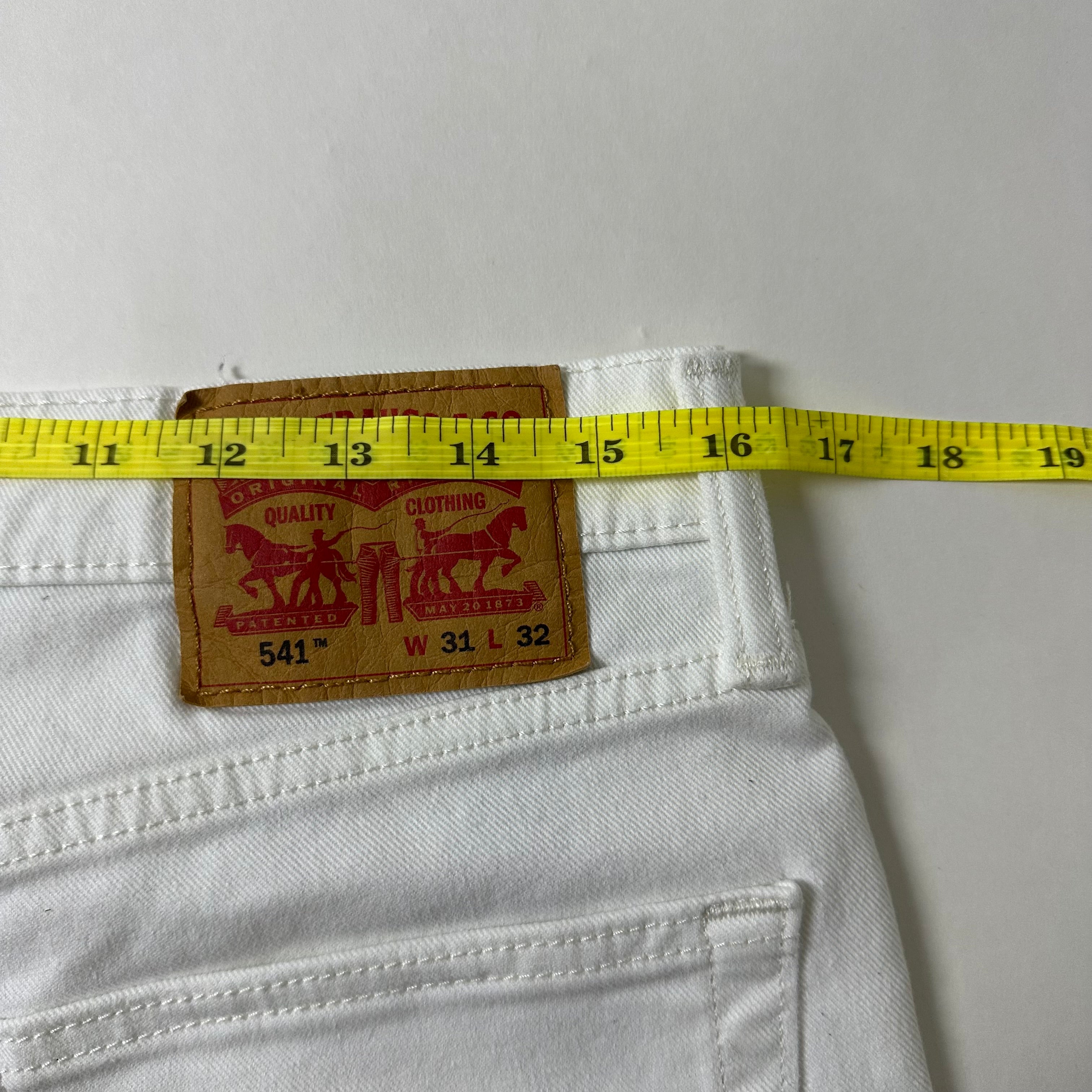 Levi’s 541 Athletic Taper Fit Jeans in White (Size 31-32)