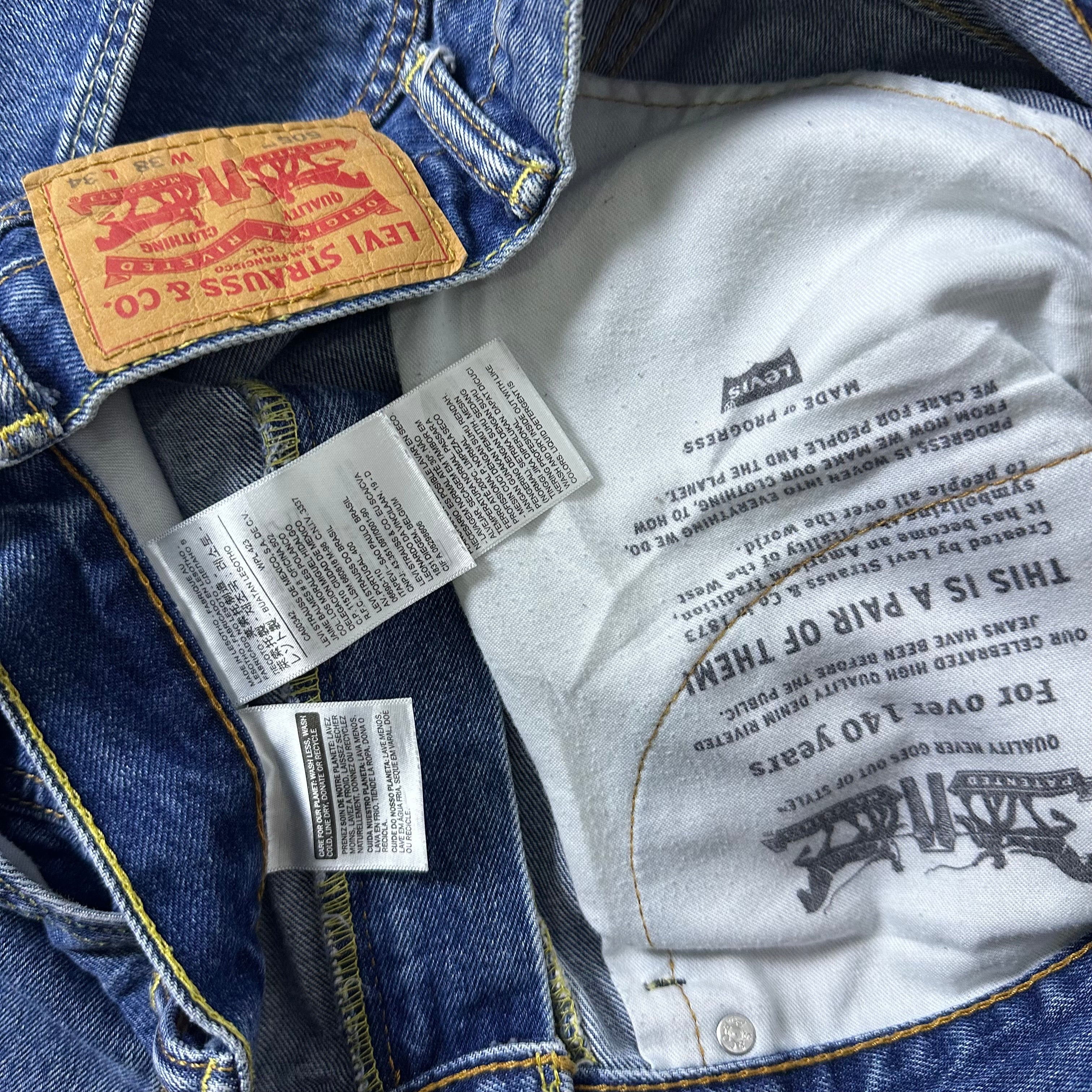 Levi’s 505 Regular Straight Fit Jeans in Medium Stonewash (Size 38)