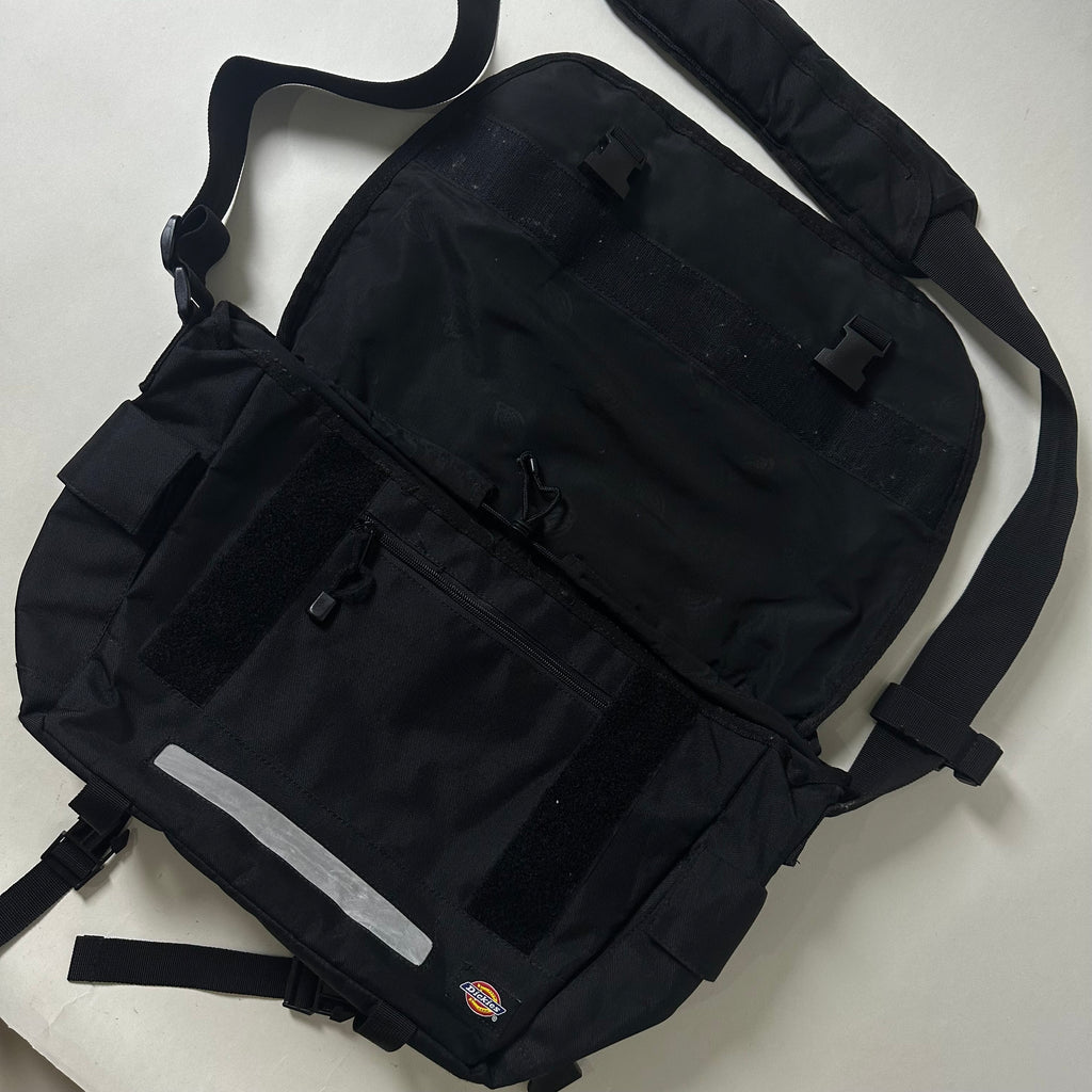 Dickies Messenger Bag in Black