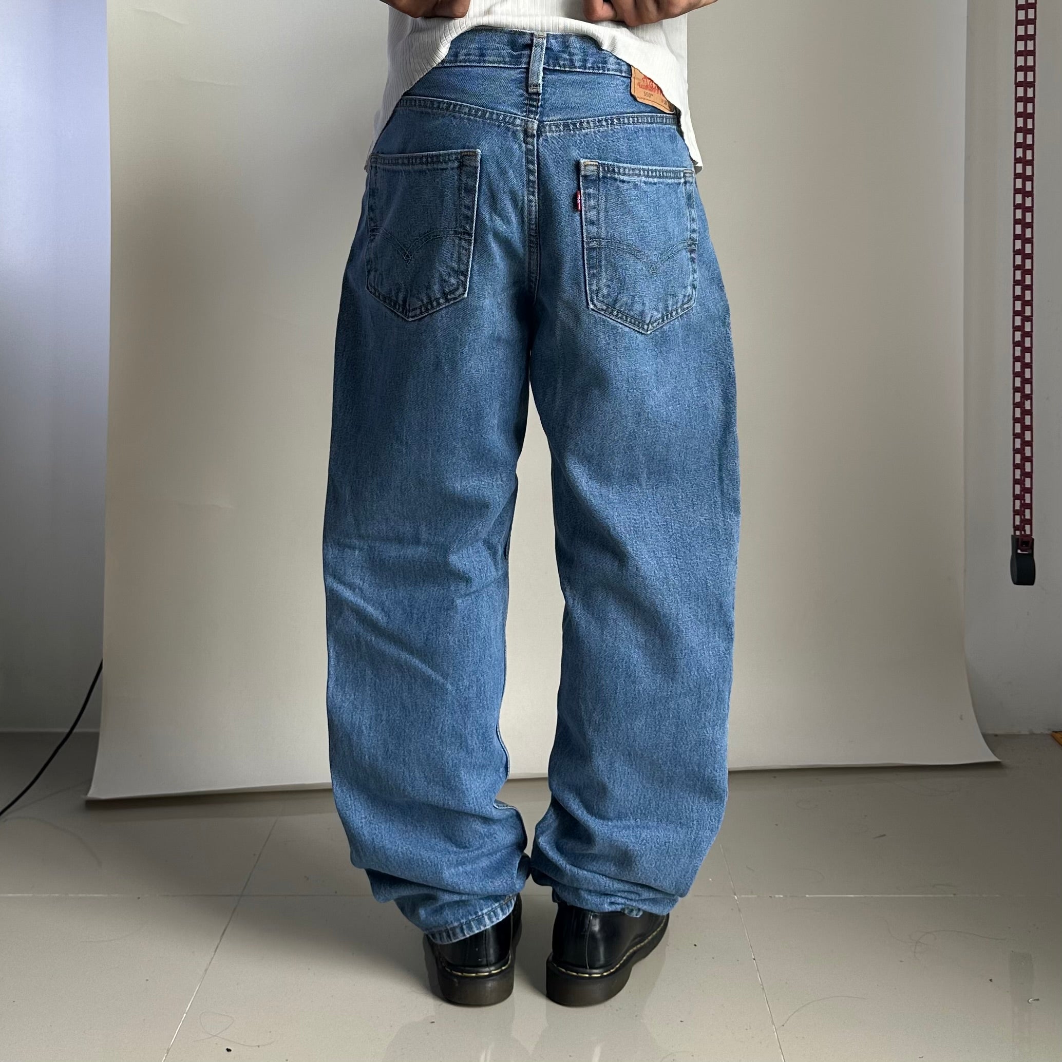 Levi’s 550 Relaxed Fit Jeans in Medium Stonewash (Size 30)