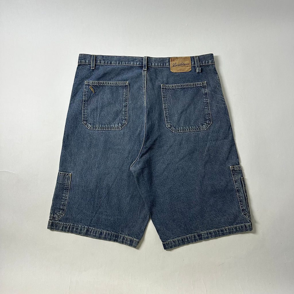 Y2k Levi’s Loose Fit Cargo Jorts (Size 40)
