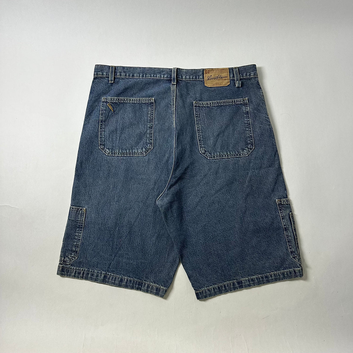 Y2k Levi’s Loose Fit Cargo Jorts (Size 40)