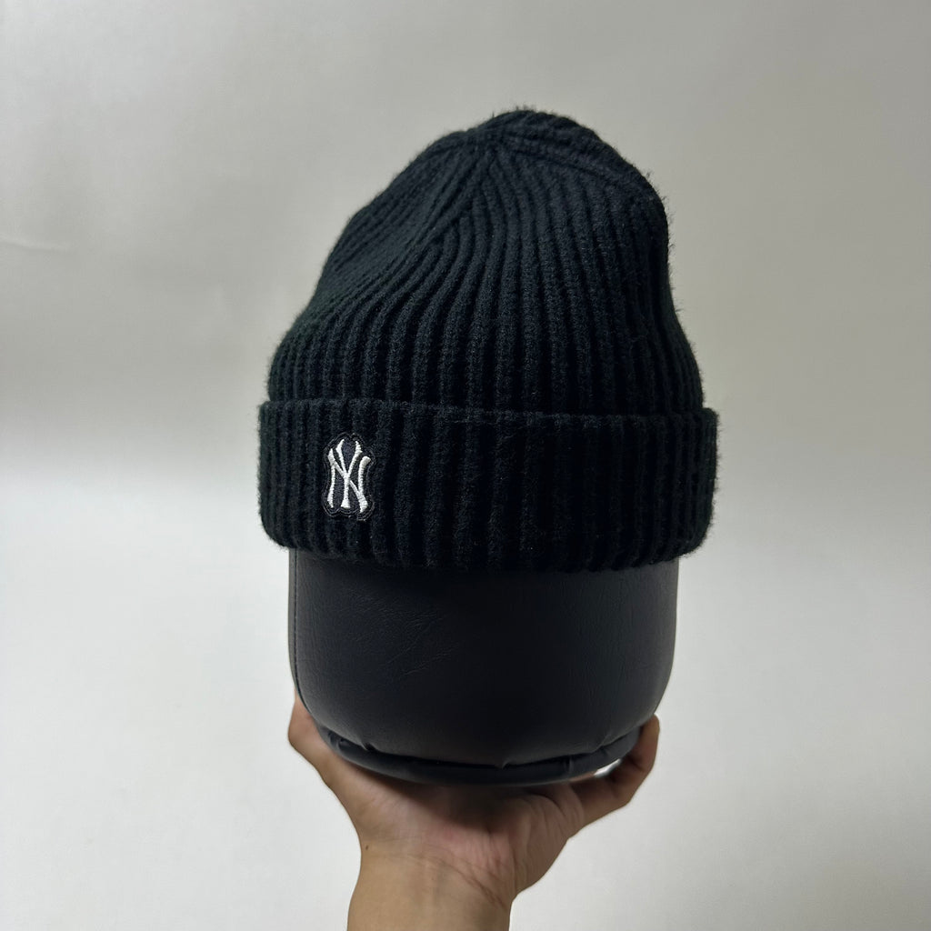 MLB NY Yankees Embroidered Logo Ribbed-knit Beanie in Black (One Size)
