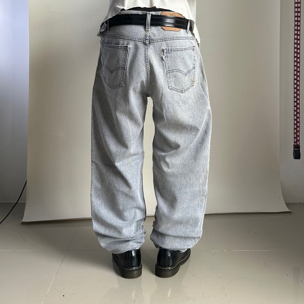 Vintage Levi’s 550 Relaxed Tapered Fit Corduroy Jeans in Gray (Size 34)
