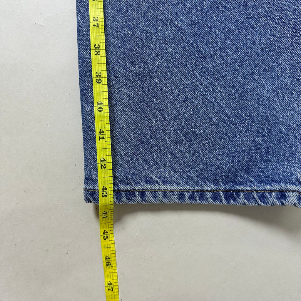 Vintage 2001 Levi’s 901 Relaxed Straight Leg Jeans in Medium Stonewash (Size 38)