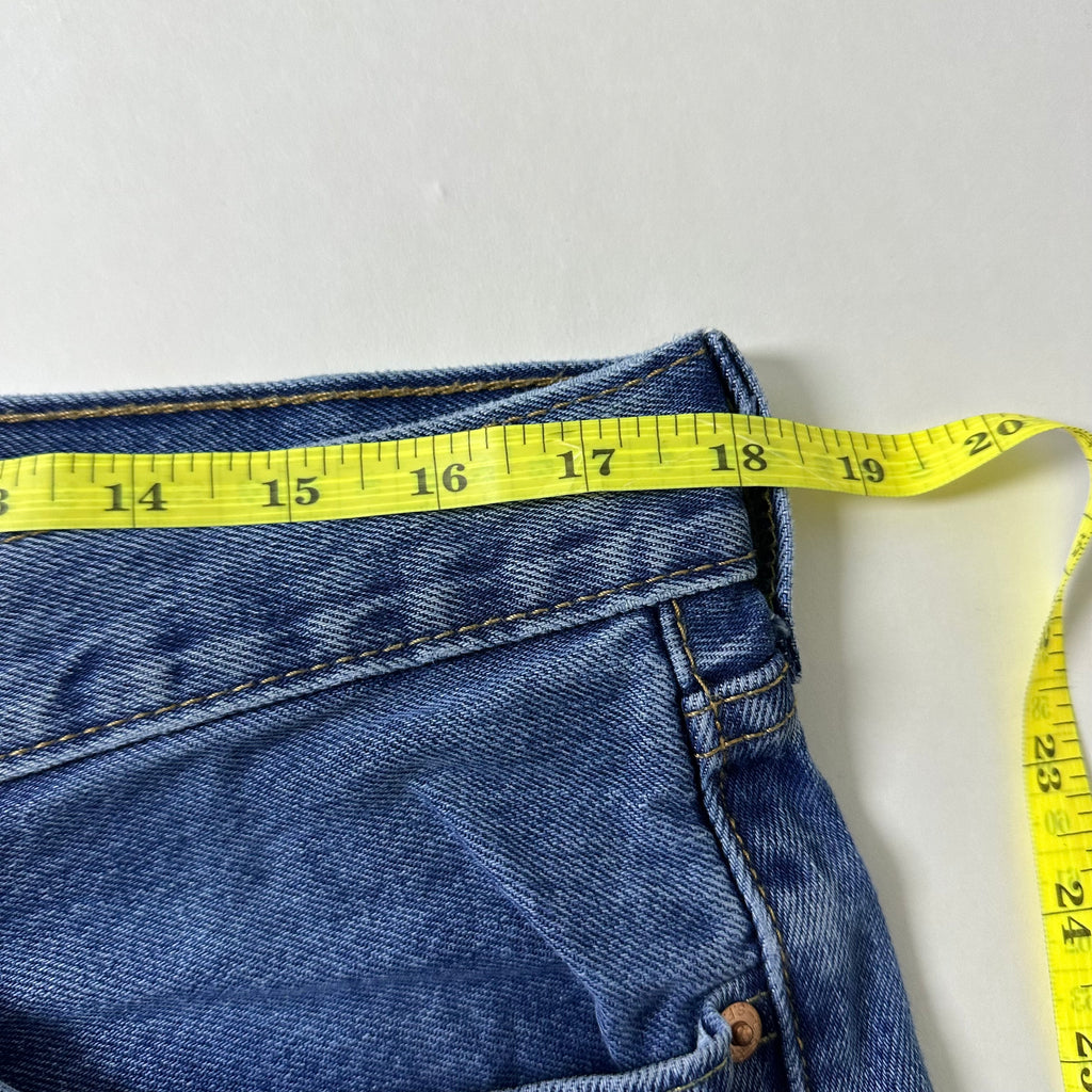 Levi’s 550 Relaxed Fit Jeans in Stonewash (Size 35-36)