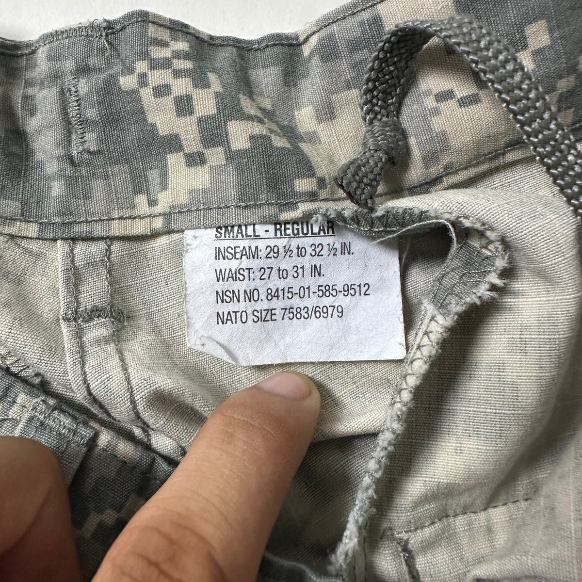 U.S. Army Universal Camouflage Cargo Pants (Size 27-31)