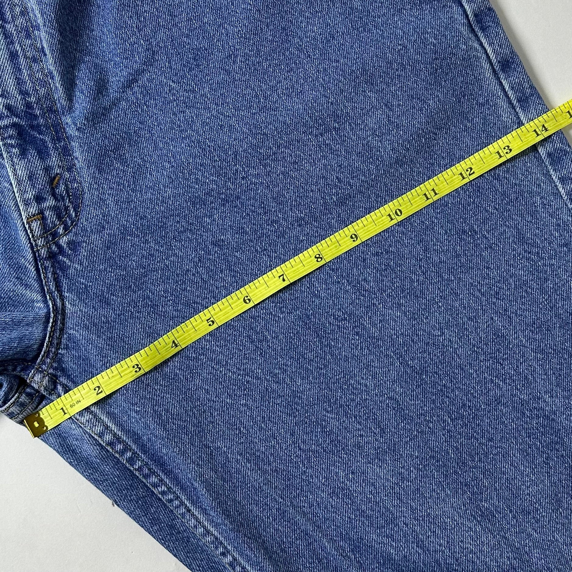 Vintage 2001 Levi’s 901 Relaxed Straight Leg Jeans in Medium Stonewash (Size 38)