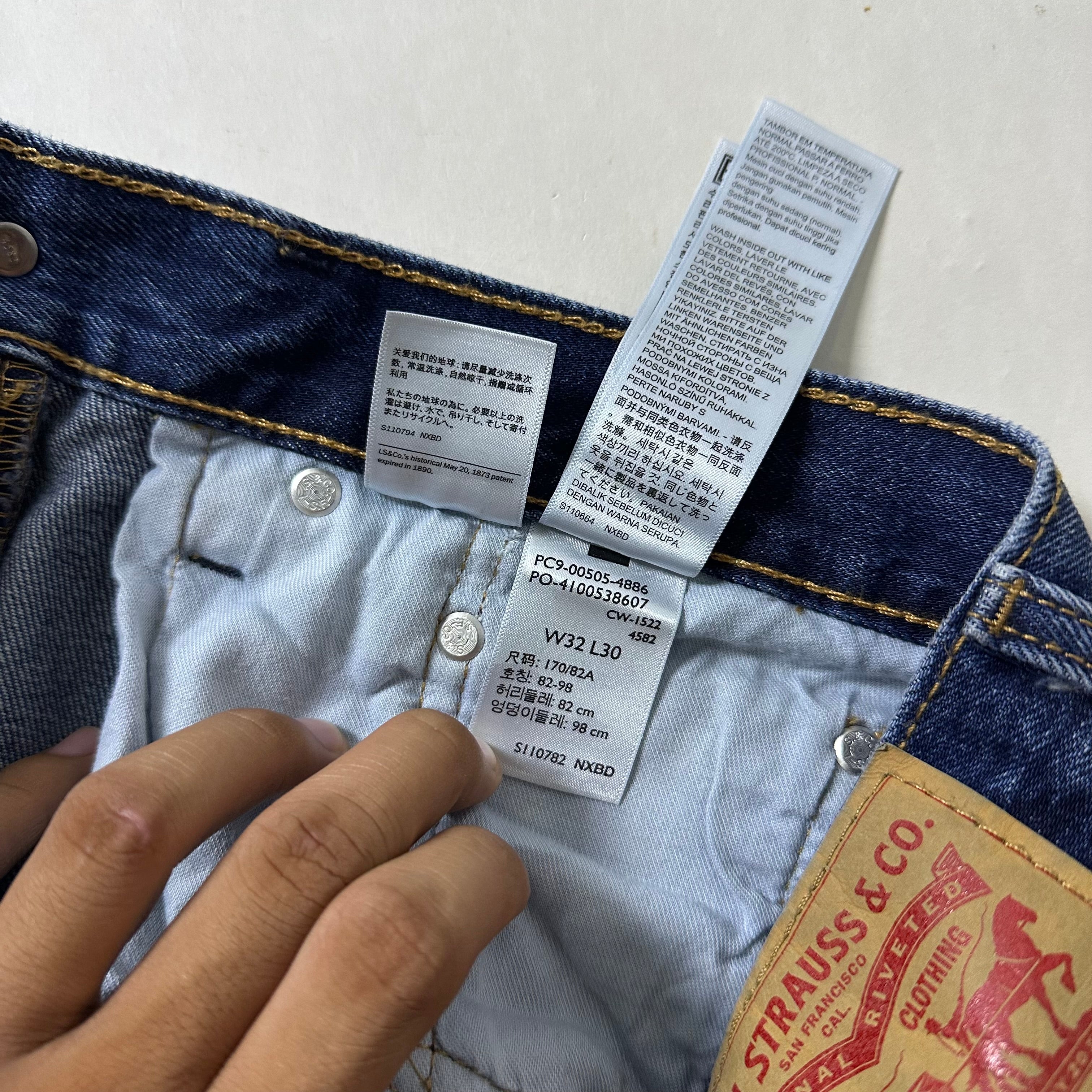 Levi’s 505 Regular Straight Fit Jeans in Dark Stonewash (Size 32)