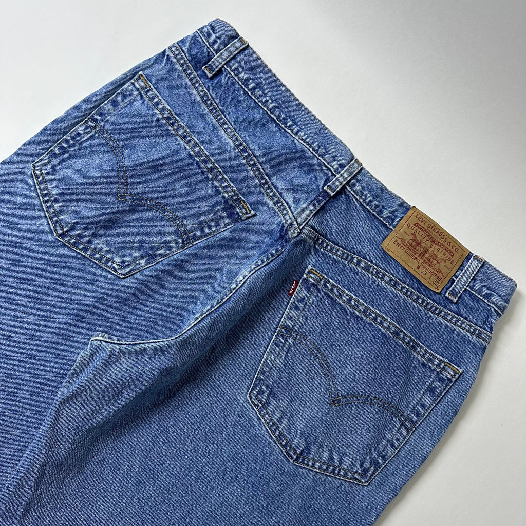 Vintage 2001 Levi’s 901 Relaxed Straight Leg Jeans in Medium Stonewash (Size 38)