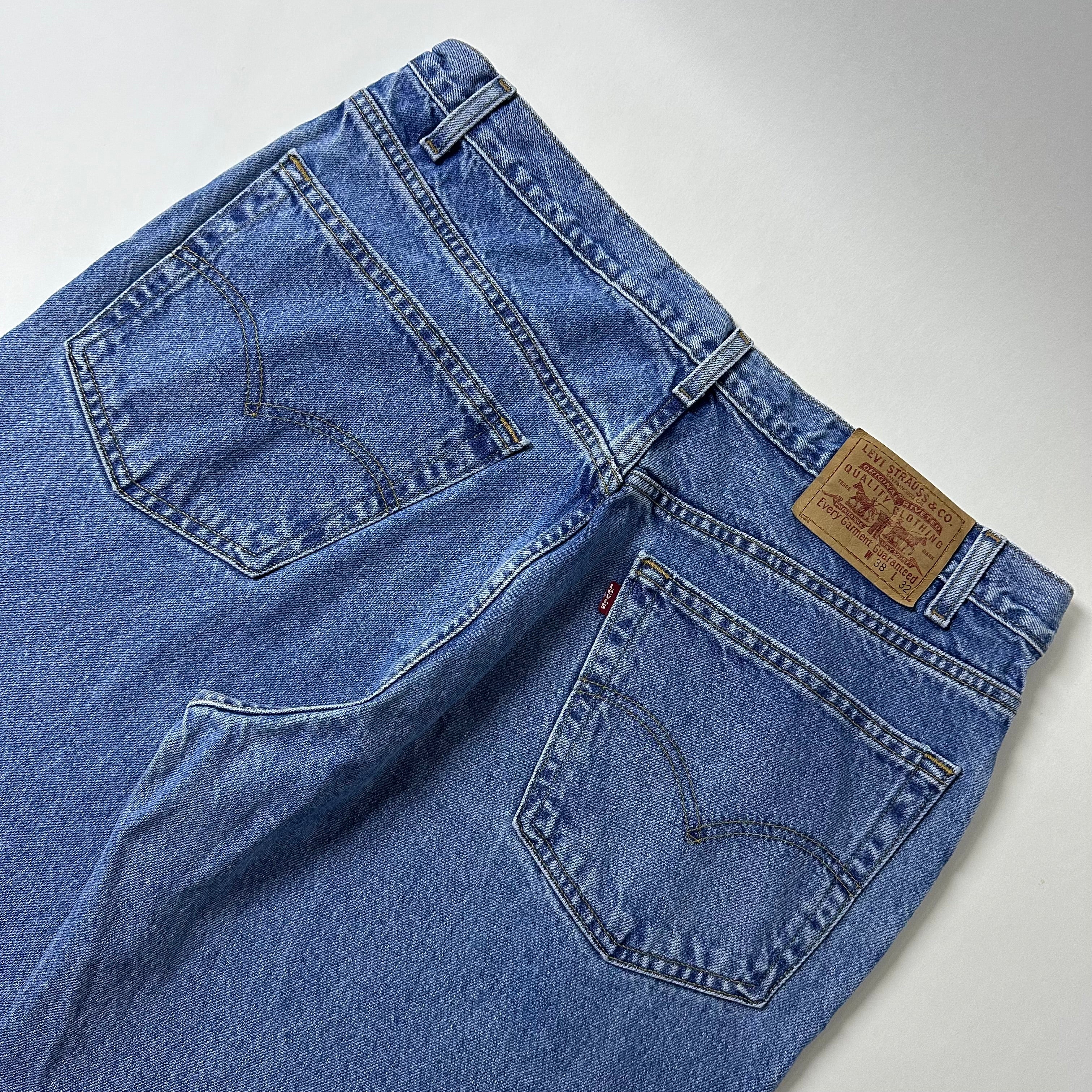 Vintage 2001 Levi’s 901 Relaxed Straight Leg Jeans in Medium Stonewash (Size 38)