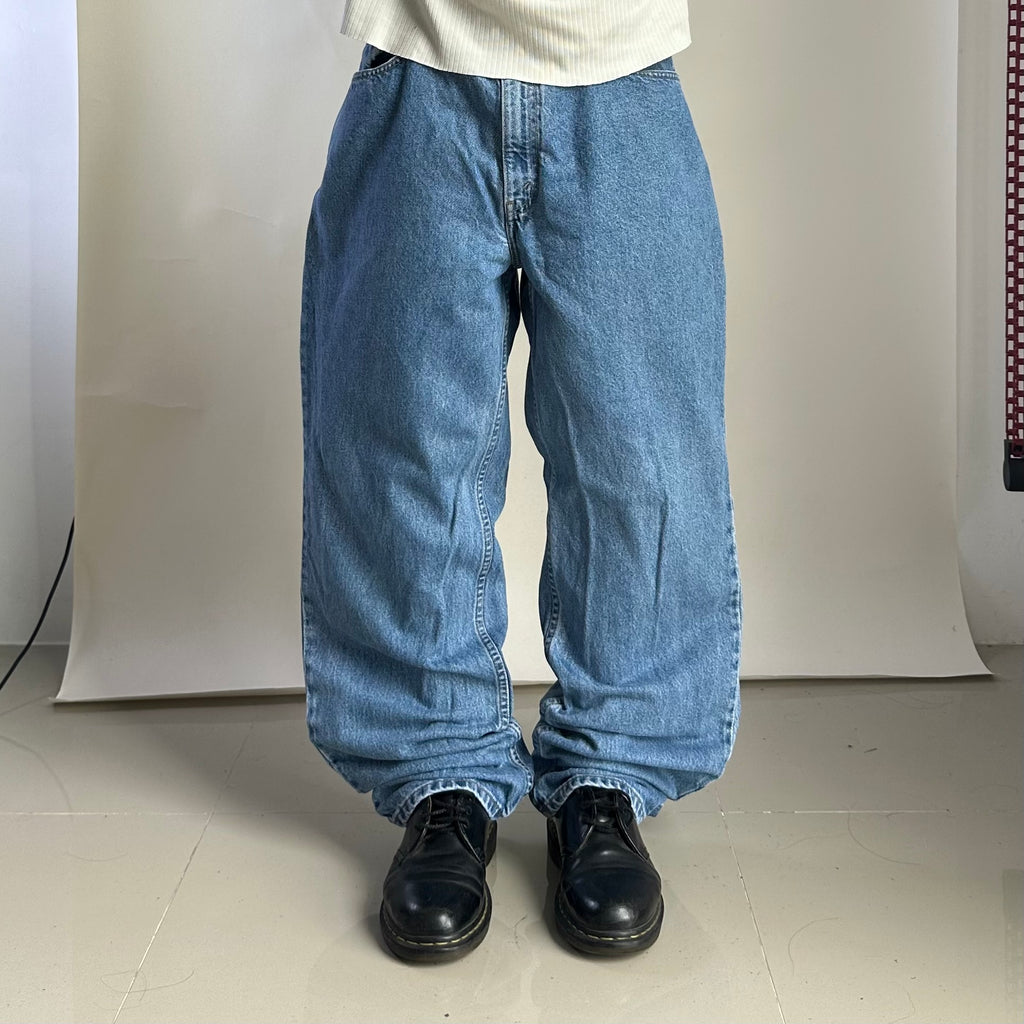Vintage 2001 Levi’s 901 Relaxed Straight Leg Jeans in Medium Stonewash (Size 38)