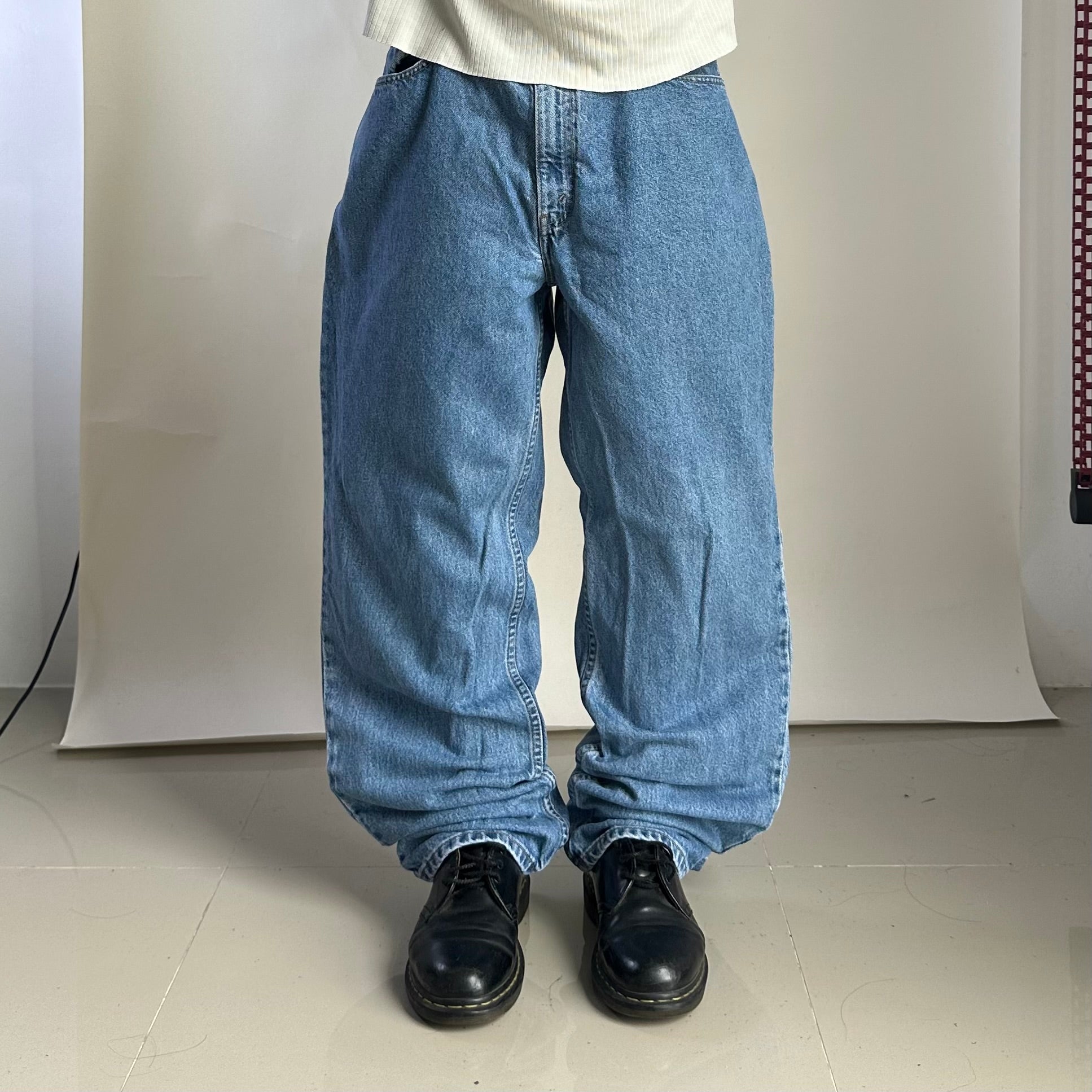 Vintage 2001 Levi’s 901 Relaxed Straight Leg Jeans in Medium Stonewash (Size 38)