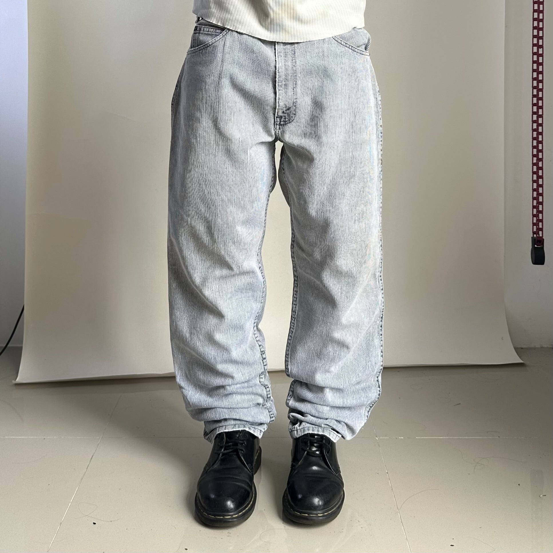 Vintage Levi’s 550 Relaxed Tapered Fit Corduroy Jeans in Gray (Size 34)