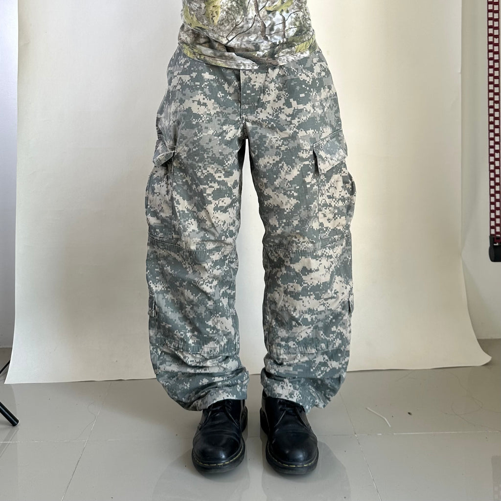 U.S. Army Combat Uniform Pants (ACU) in Universal Camouflage Pattern Size M (31-35)