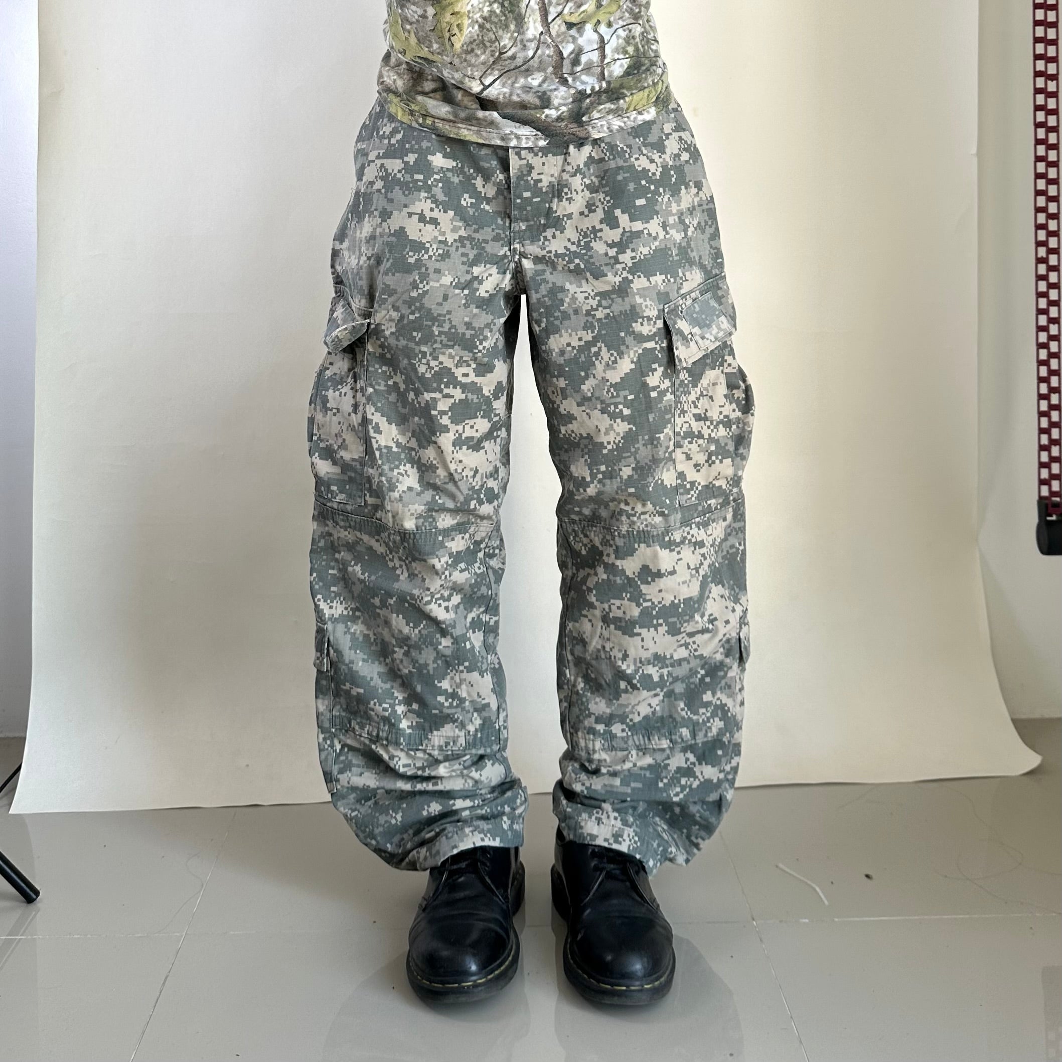U.S. Army Combat Uniform Pants (ACU) in Universal Camouflage Pattern Size M (31-35)