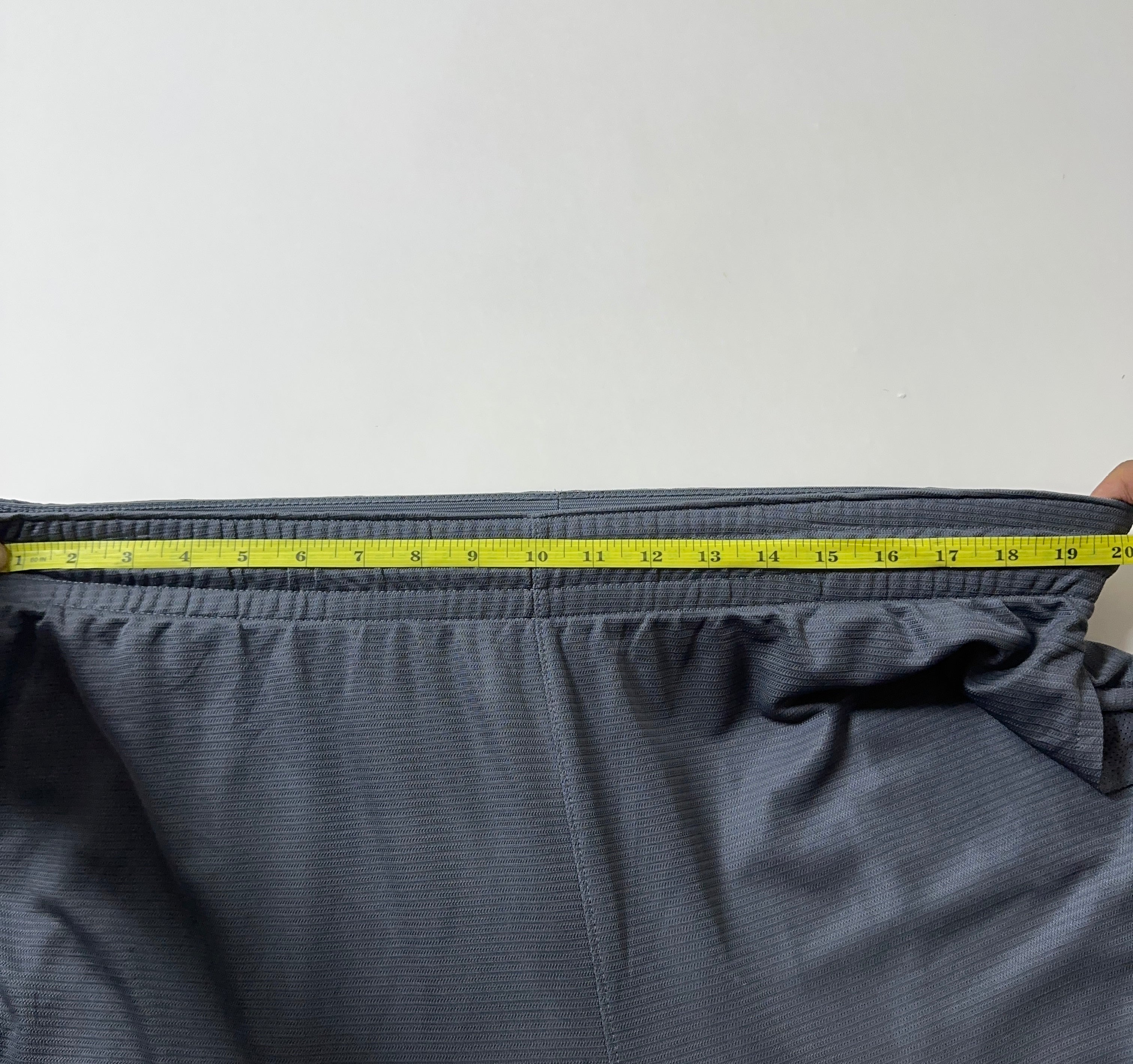 NIKE Big Swoosh Dri-fit Shorts in Gray (Size 32-40)