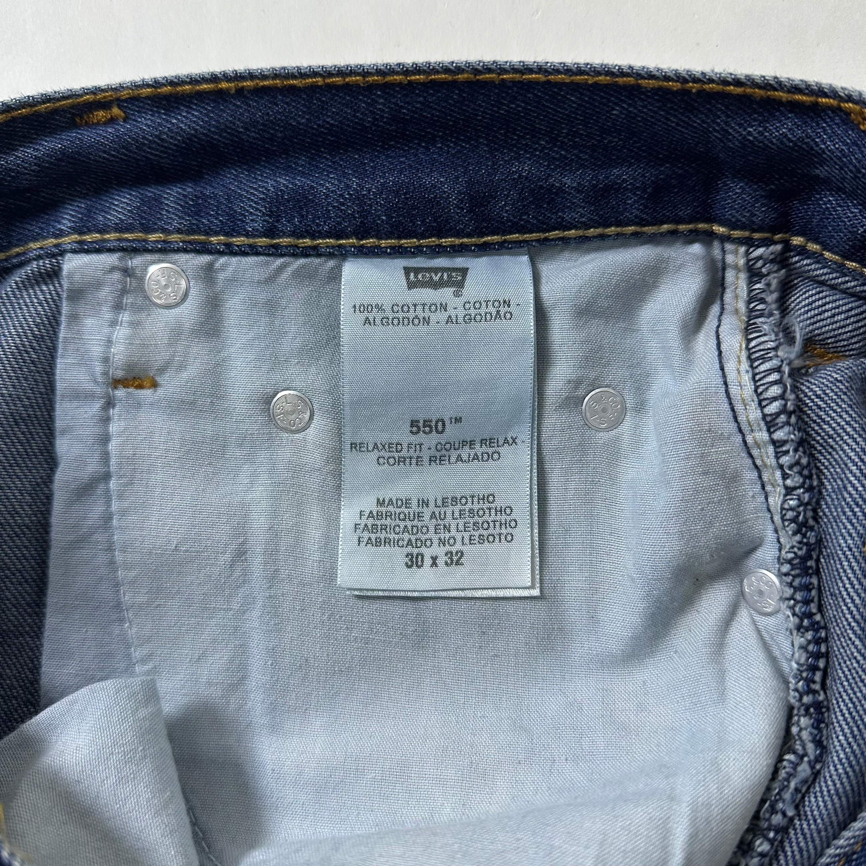 Levi’s 550 Relaxed Fit Jeans in Dark Stonewash Denim (Size 30)