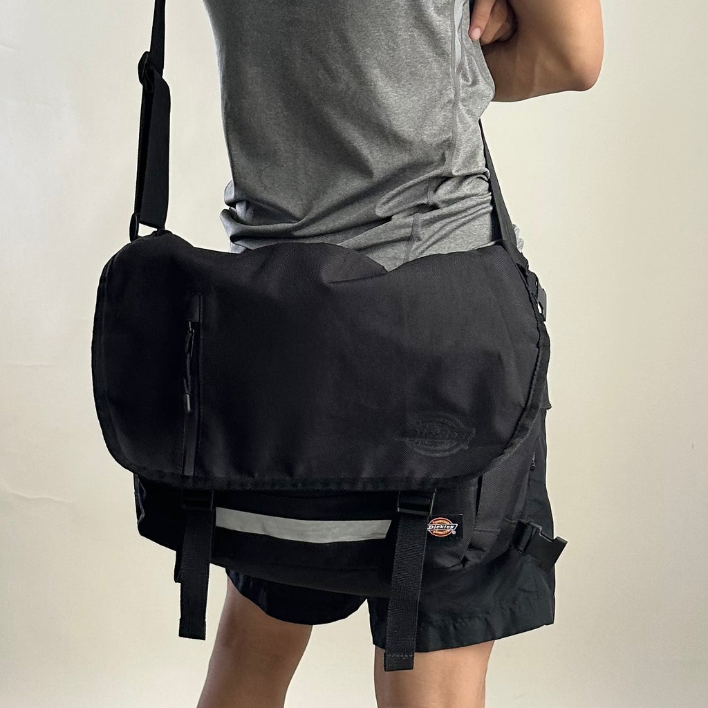 Dickies Messenger Bag in Black