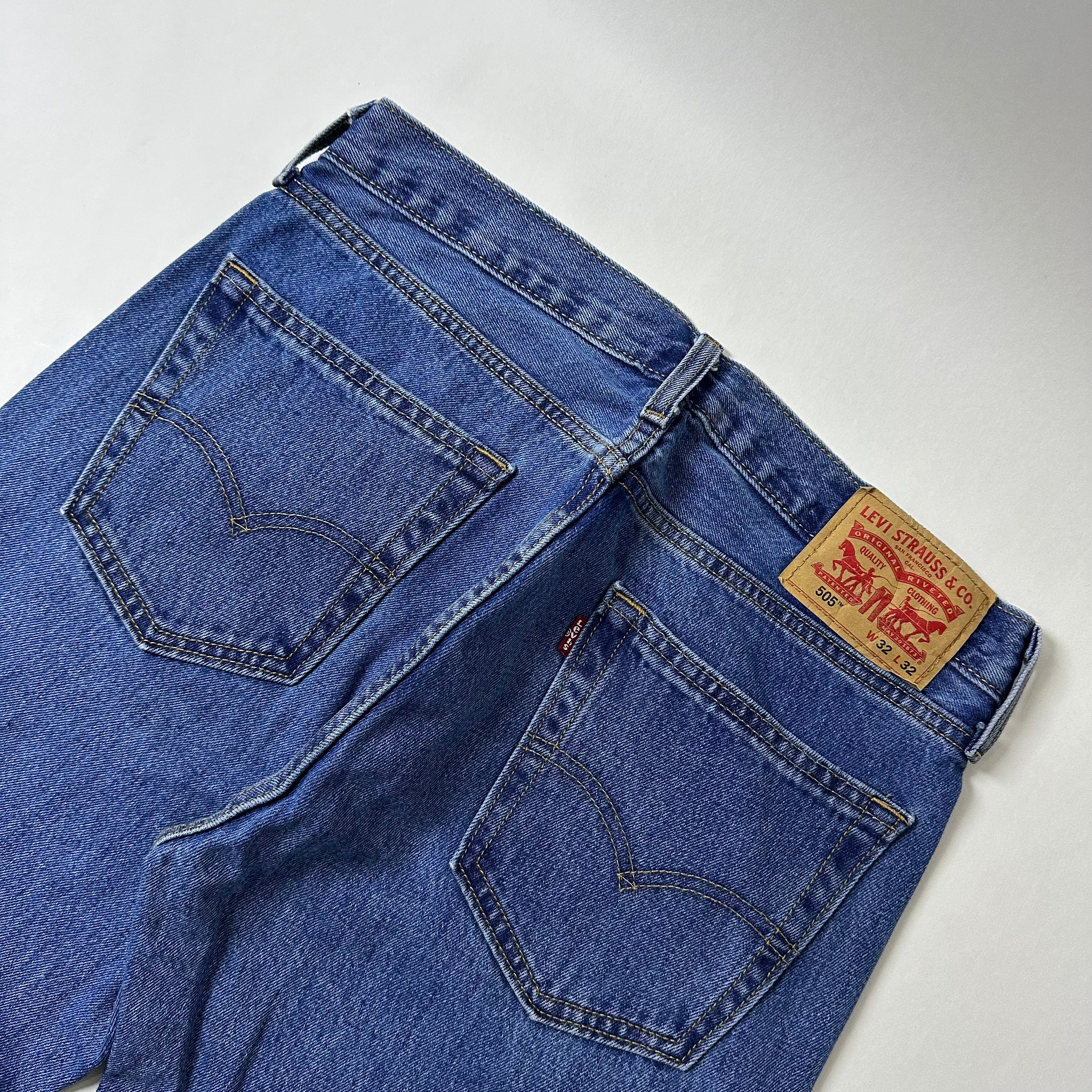 Levi’s 505 Regular Straight Fit Jeans in Medium Stonewash (Size 32)