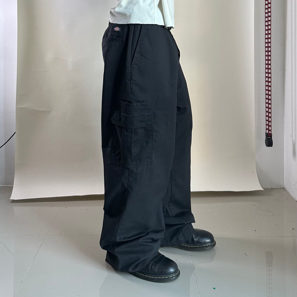 DICKIES Relaxed Straight Cargo Pants in Black (Size 44)