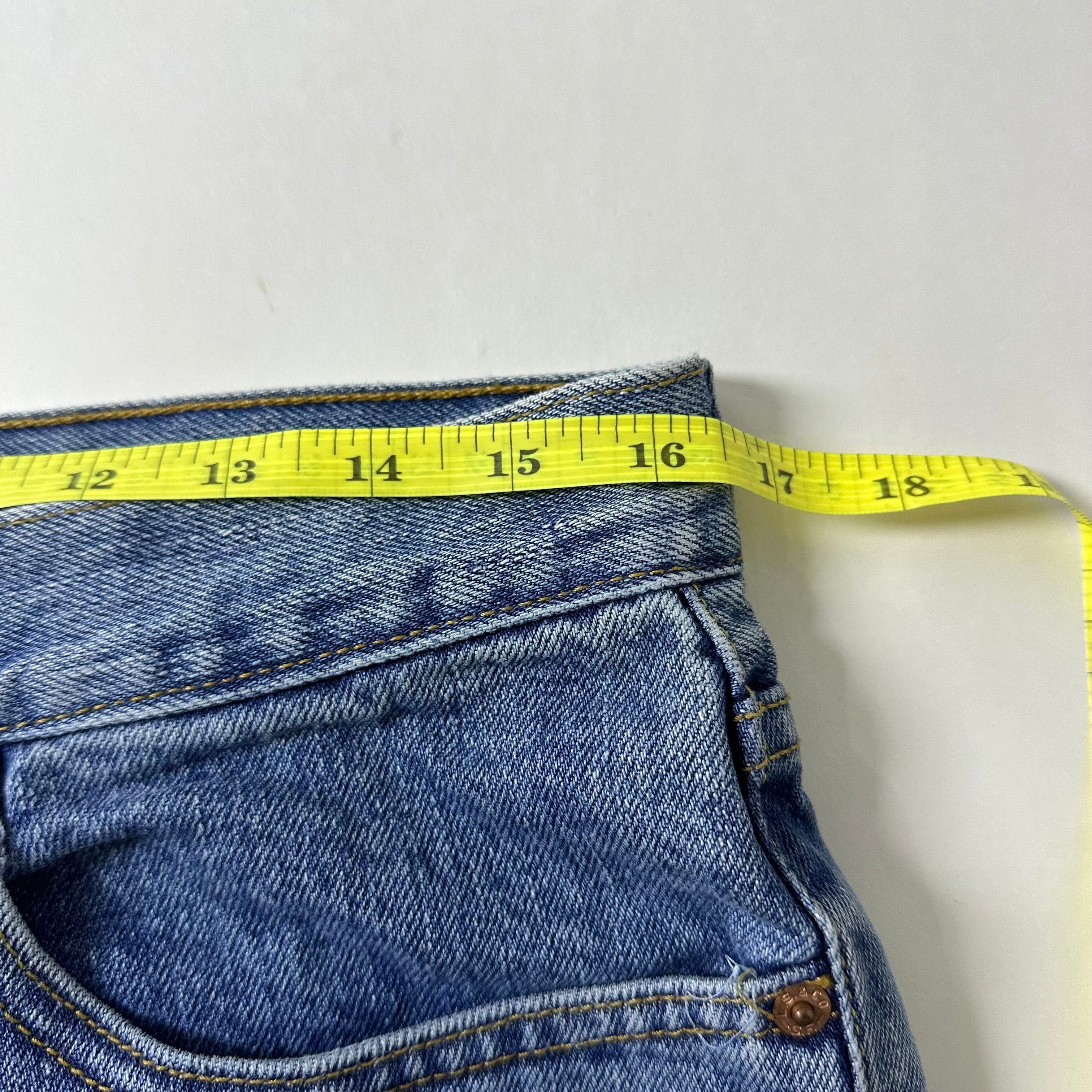 Vintage 2006 Levi’s 505 Regular Straight Fit in Medium Stonewash (Size 33)