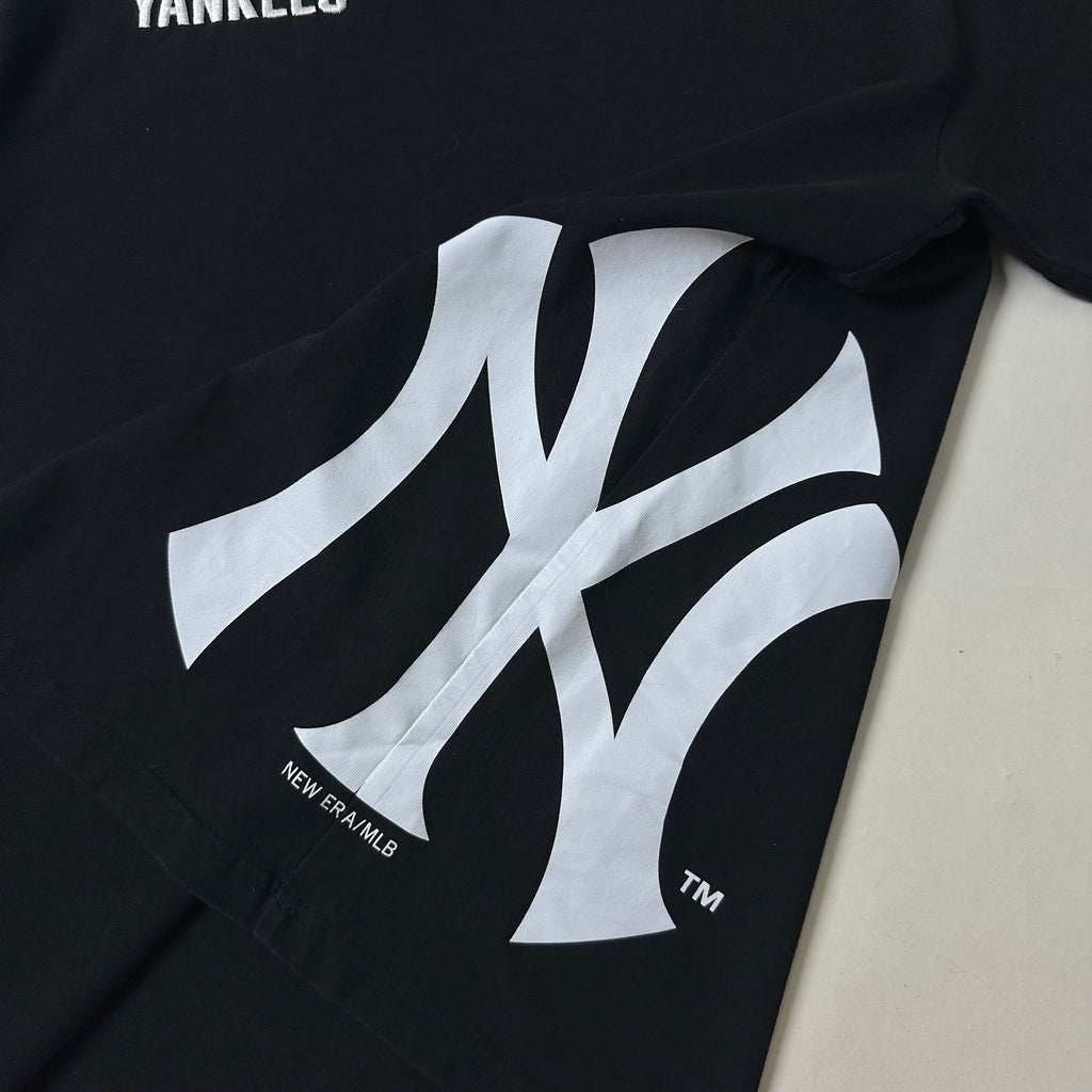 New Era NY Yankees T-shirt in Black (Size Medium)