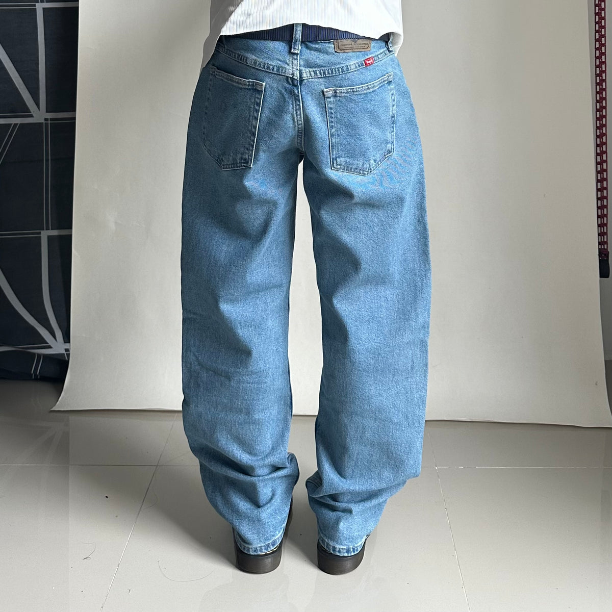 Wrangler Five Star Comfort Stretch Relaxed Fit Jeans in Bleached Tint (Size 32)