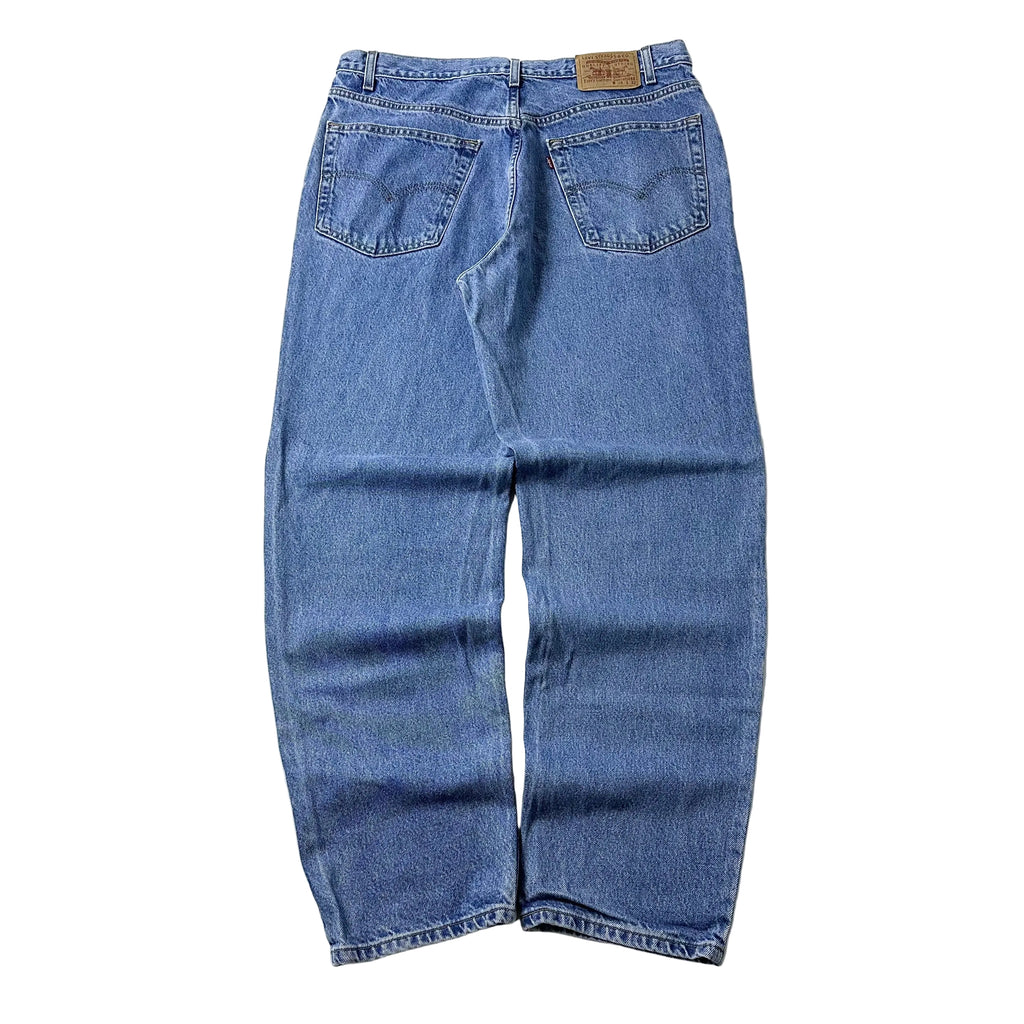 Vintage 2001 Levi’s 901 Relaxed Straight Leg Jeans in Medium Stonewash (Size 38)