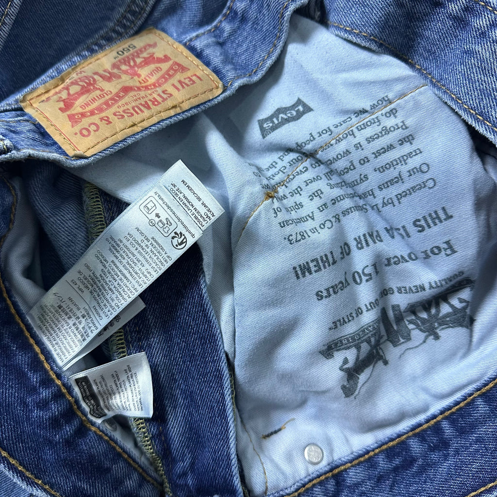 Levi’s 550 Relaxed Fit Jeans in Stonewash (Size 35-36)