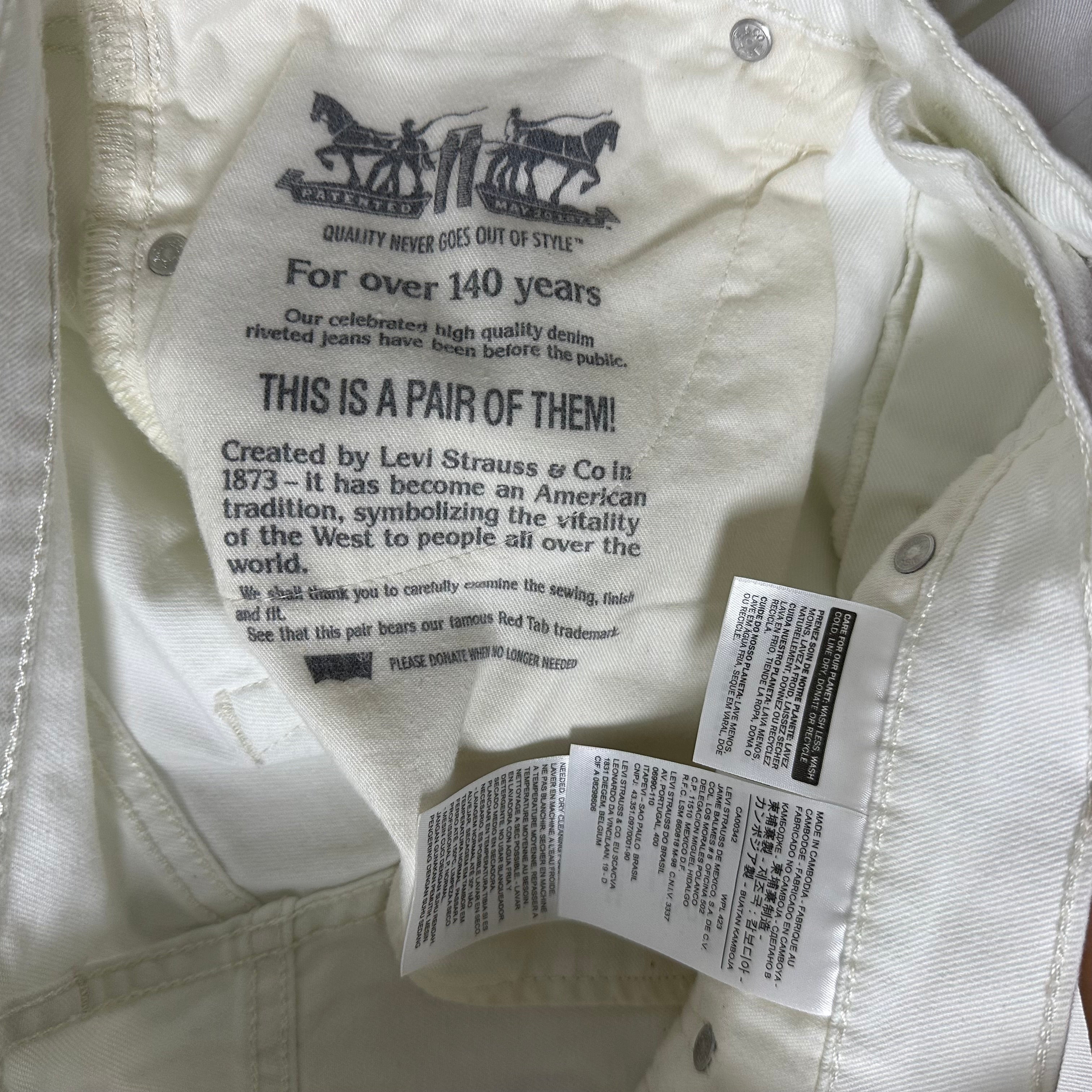 Levi’s 541 Athletic Taper Fit Jeans in White (Size 31-32)