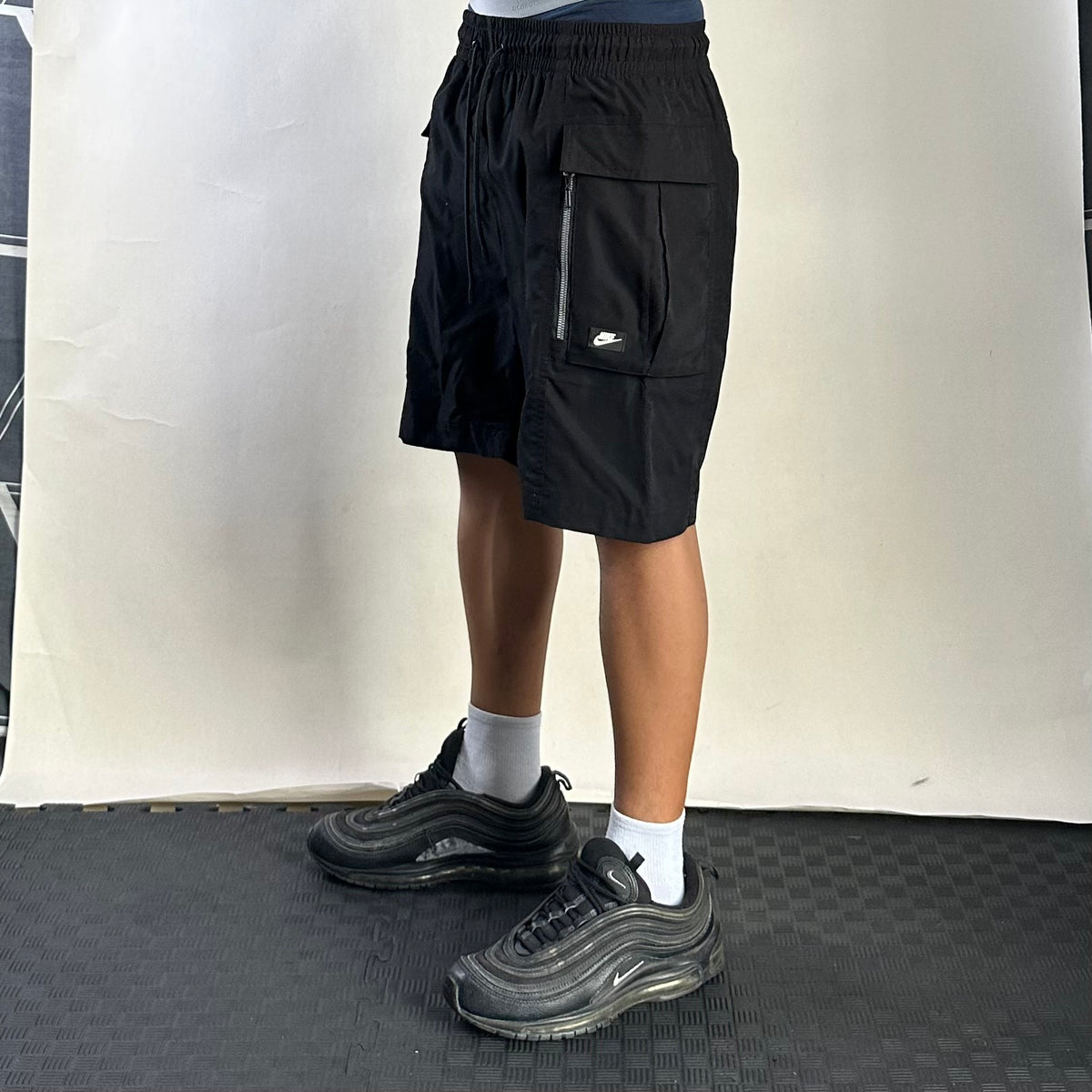 Nike Cargo Shorts in Black (Size 28-34)