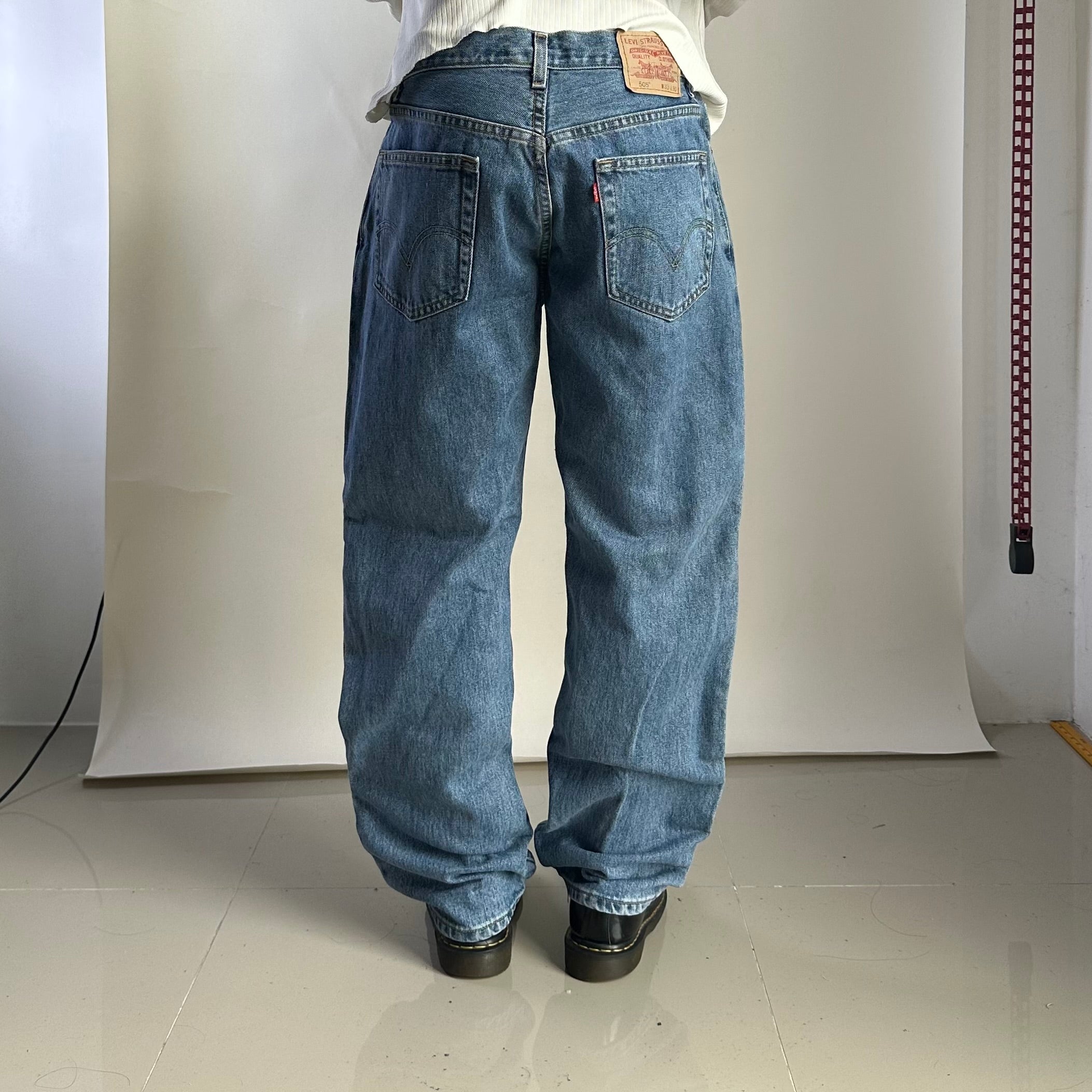 Vintage 2006 Levi’s 505 Regular Straight Fit in Medium Stonewash (Size 33)