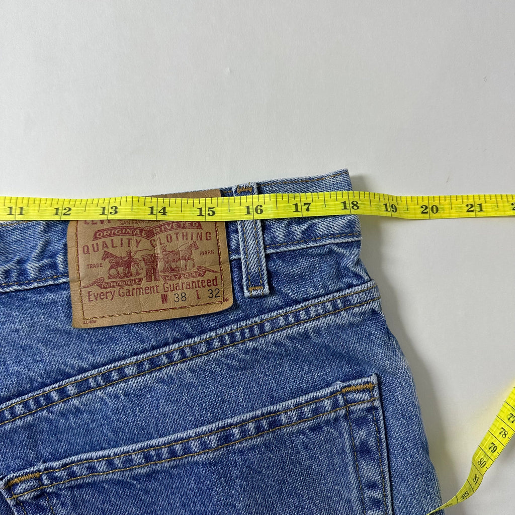 Vintage 2001 Levi’s 901 Relaxed Straight Leg Jeans in Medium Stonewash (Size 38)