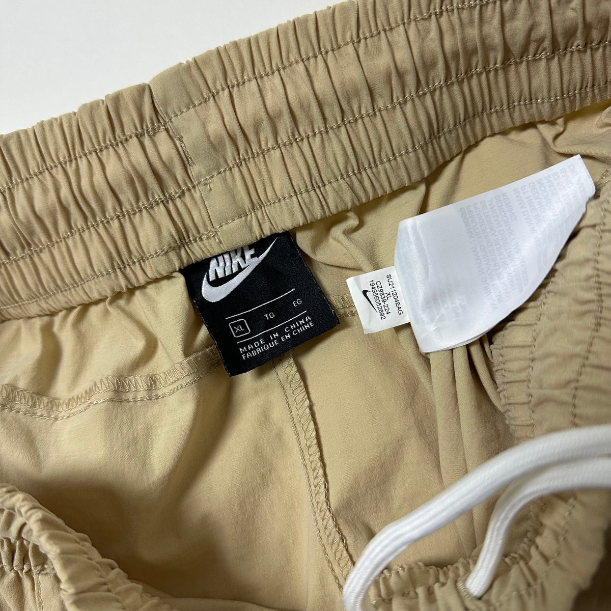 Nike Sportswear Woven Cargo shorts in Beige (Size 30-36)