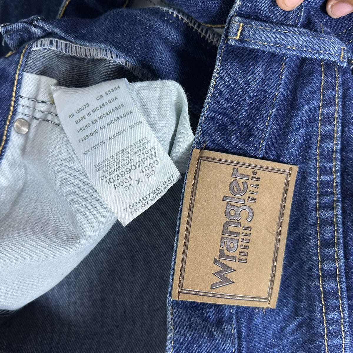 Wrangler Rugged Wear Classic Fit Jeans in Prewashed Denim (Size 31)
