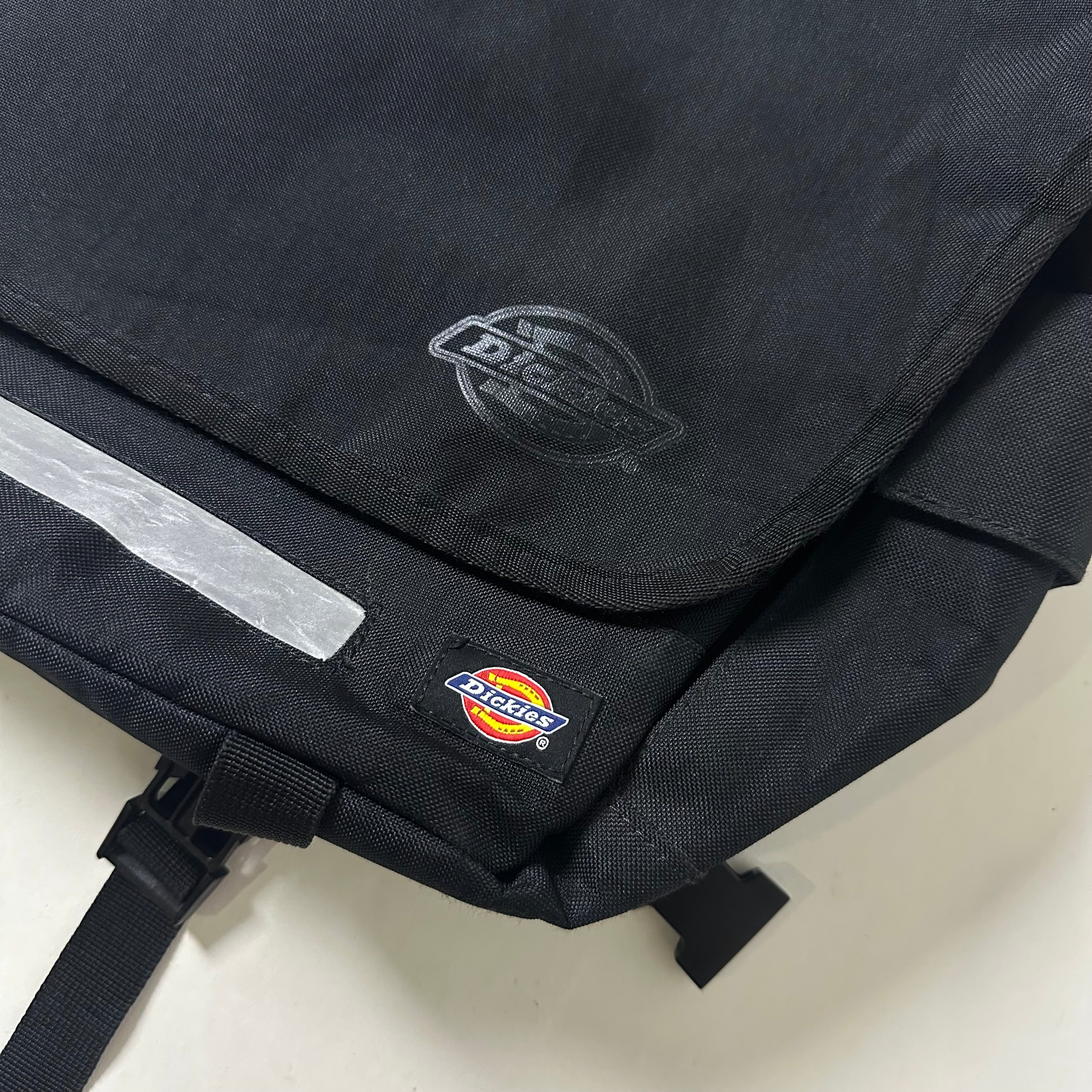 Dickies Messenger Bag in Black