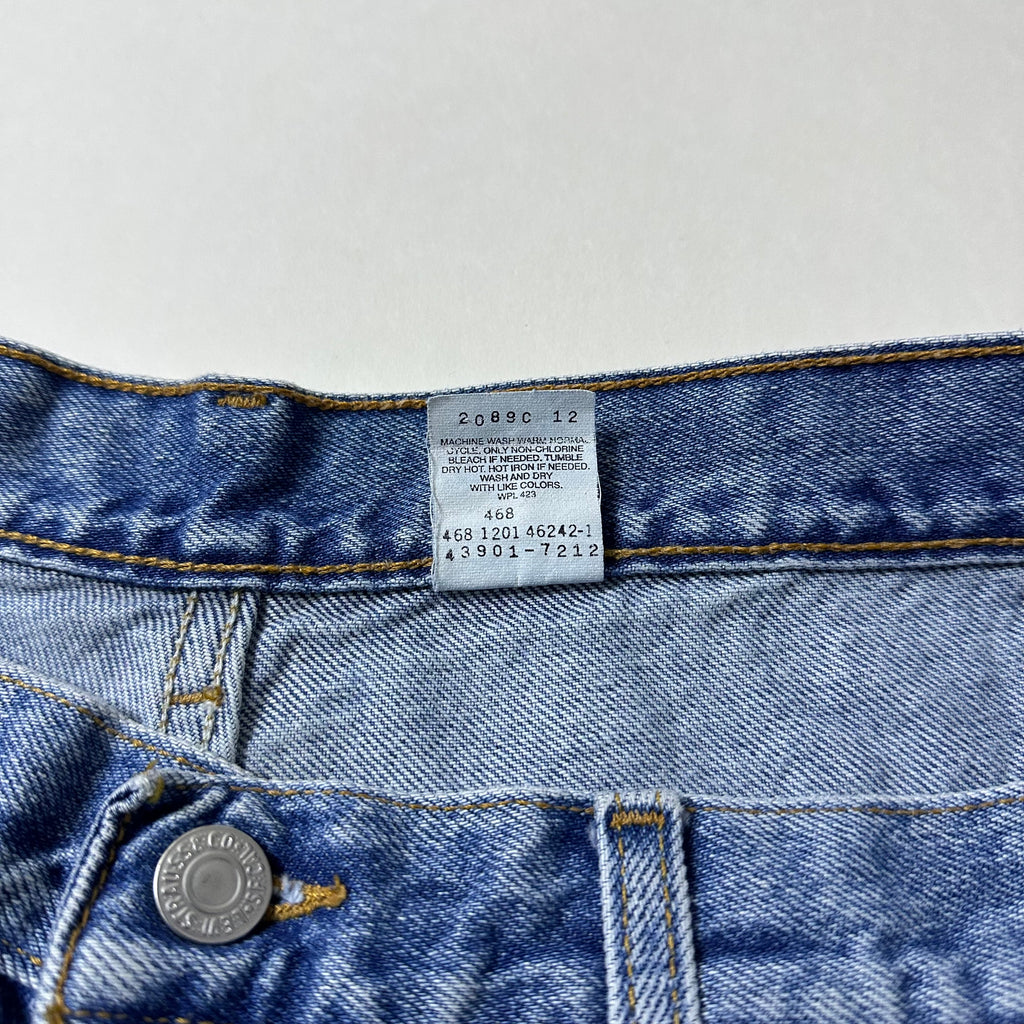 Vintage 2001 Levi’s 901 Relaxed Straight Leg Jeans in Medium Stonewash (Size 38)