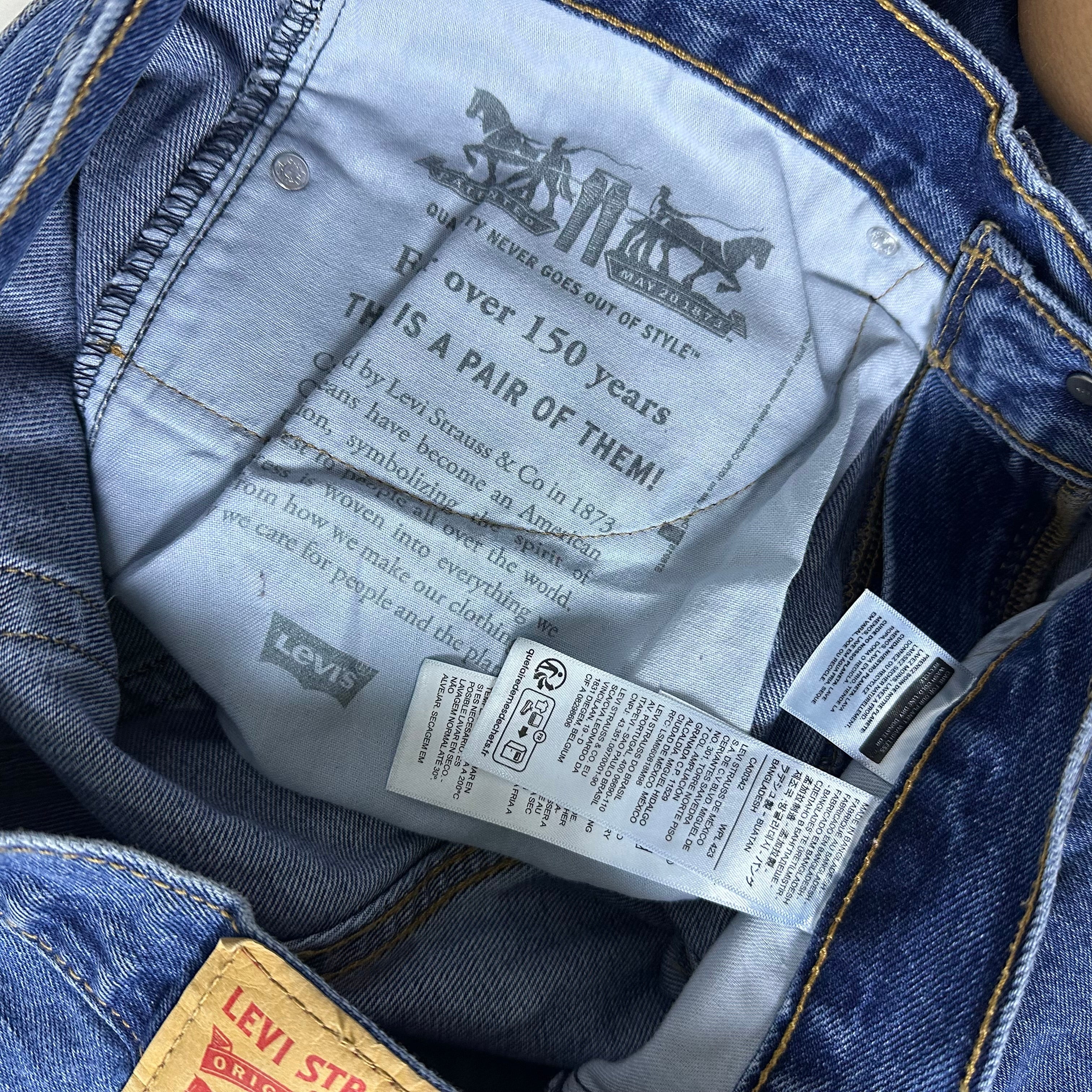 Levi’s 505 Regular Straight Fit Jeans in Medium Stonewash (Size 32)