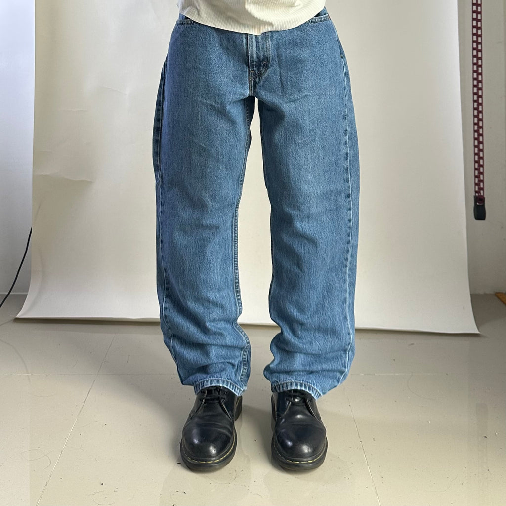 Levi’s 550 Relaxed Fit Jeans in Medium Stonewash (Size 32)